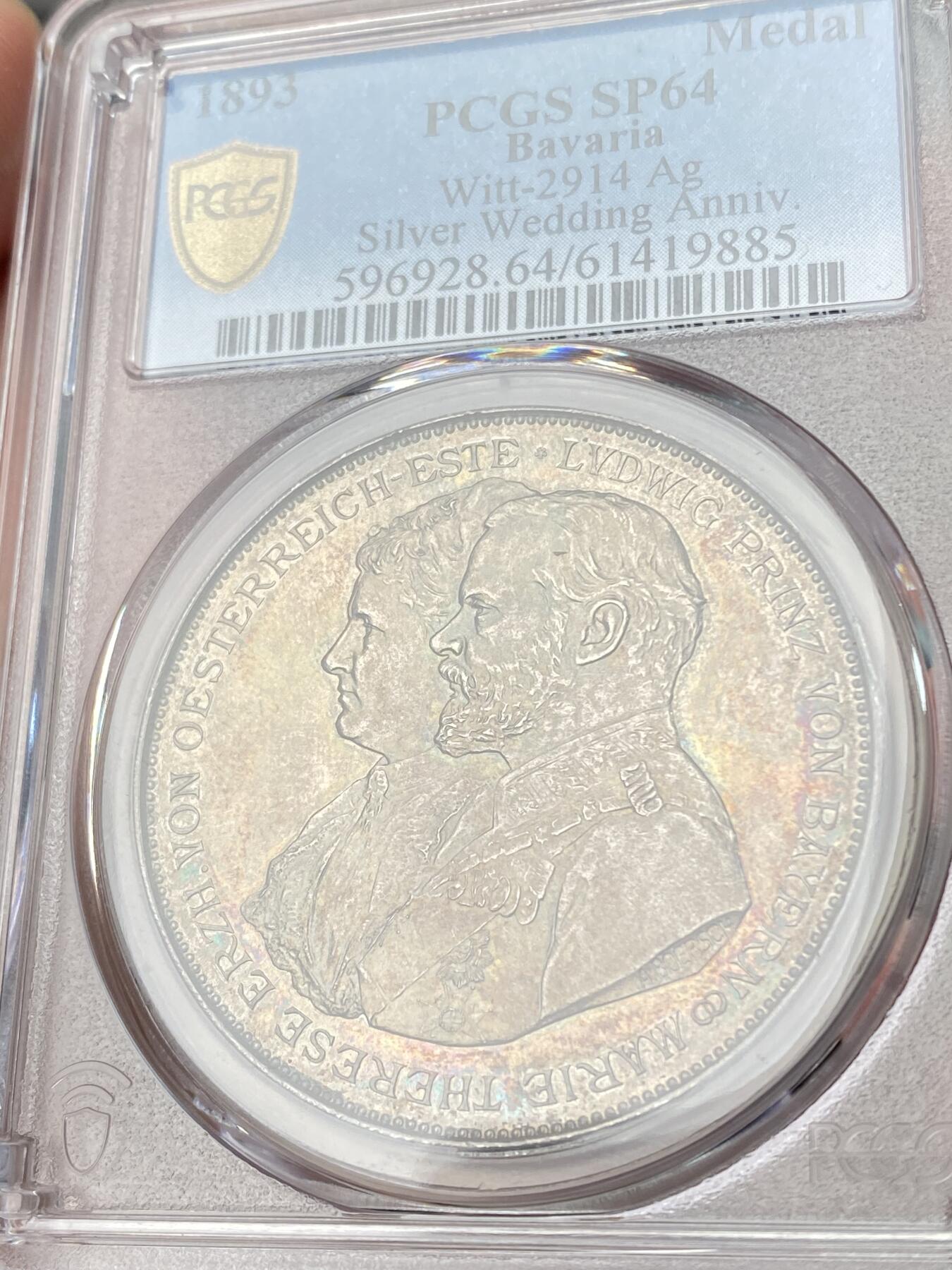 万国钱币拍卖第062期 PCGS SP64 1893年巴伐利亚摄政王利奥波德世子结婚25周年及其子嗣2泰勒型大银章 和利奥波德大桥同系列 可以看作是历史系列的延伸 原味渐变欧陆五彩包浆极美 PCGS亚军分顶级收藏品质