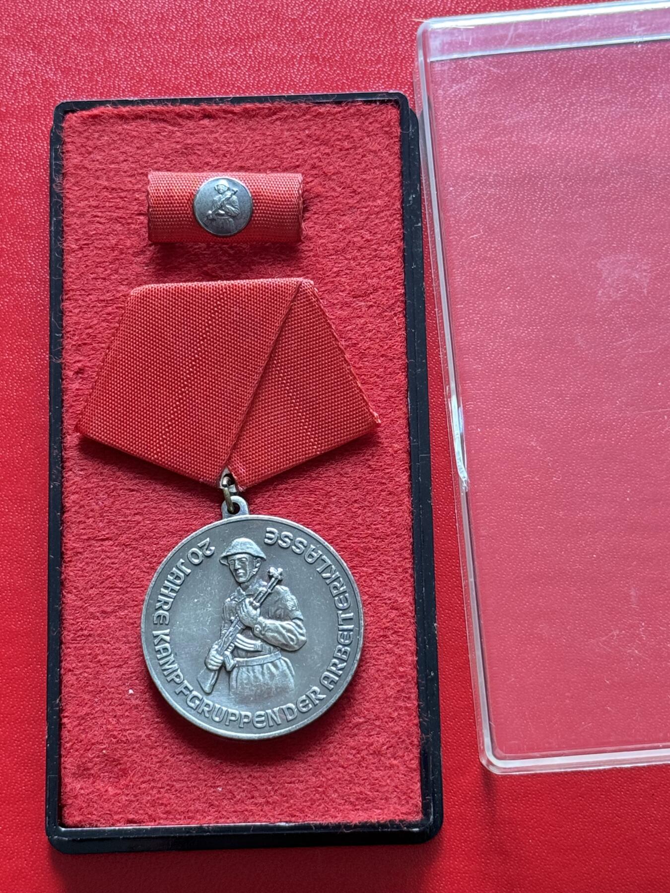 云宸嘉赏-勋臻精藏⭐️年后精品专拍场次🎖 民主德国Kampfgruppen der Arbeiterklasse-KdA（工人阶级战斗队）建立二十周年奖章（发放给最早一批目前还服役战斗队干部与官员，在工战队的地位类似建军20在苏联红军中）全套带盒