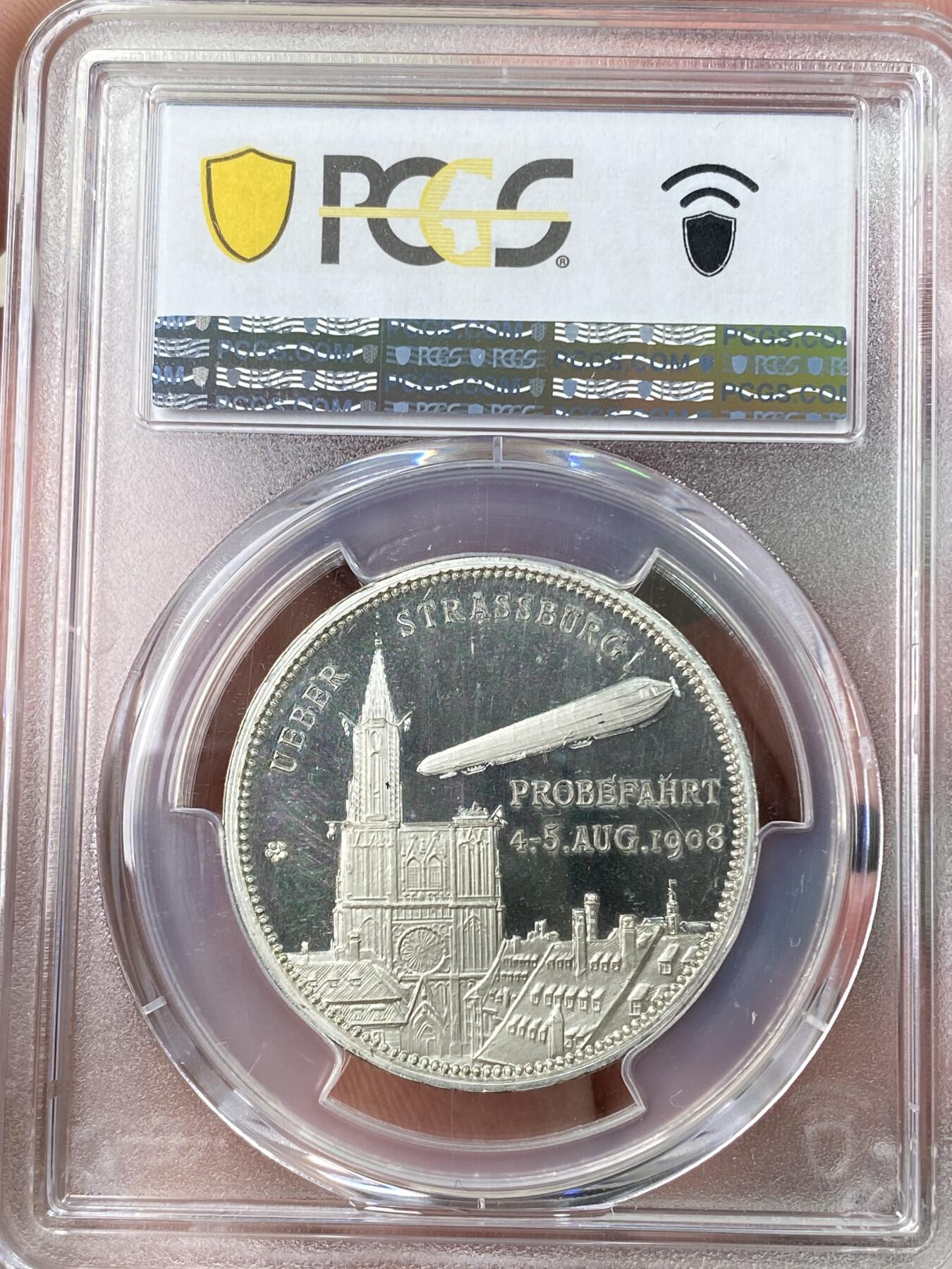 万国钱币拍卖第062期 PCGS SP64 1924年德国齐柏林伯爵齐柏林飞艇飞越斯特拉斯堡纪念银章 齐柏林飞艇银章很多 带帽正面像配斯特拉斯堡景观罕见 通体超深度精制镜面喷砂顶级工艺