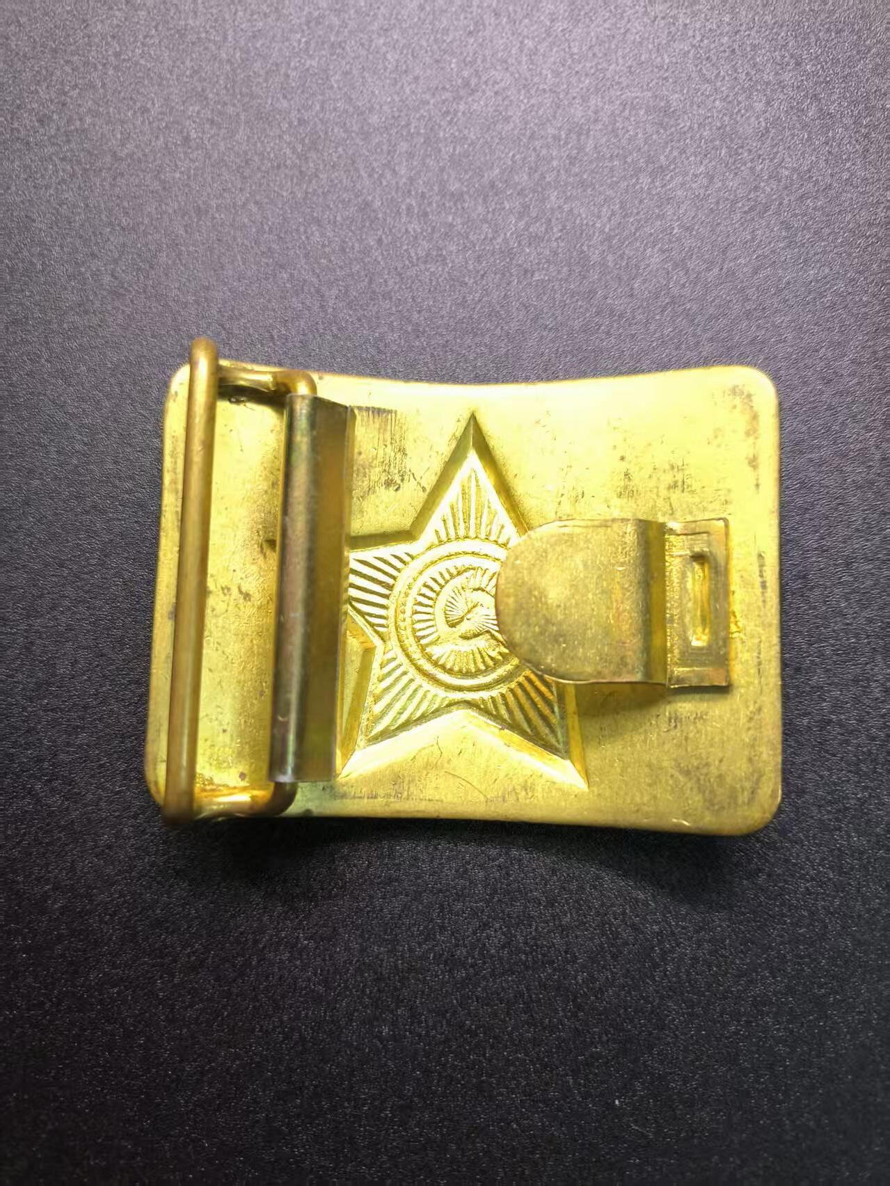 云宸嘉赏-勋臻精藏⭐️年后精品专拍场次🎖 库克尔·弗拉基米尔·维亚切斯拉沃维奇上校的苏联武装力量黄铜腰带扣 功能完好