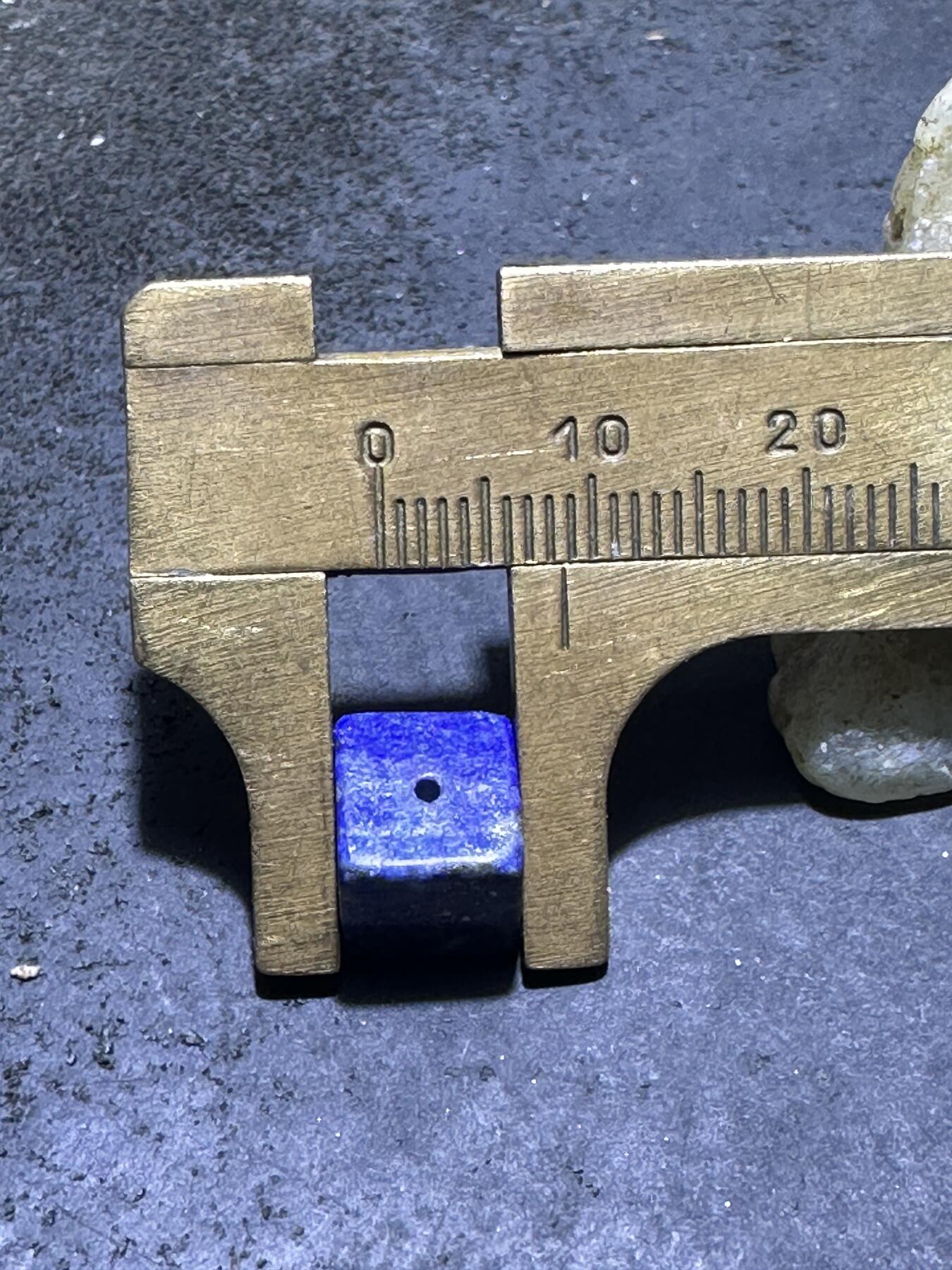 精美阿富汗老矿青金石六面方形珠一颗