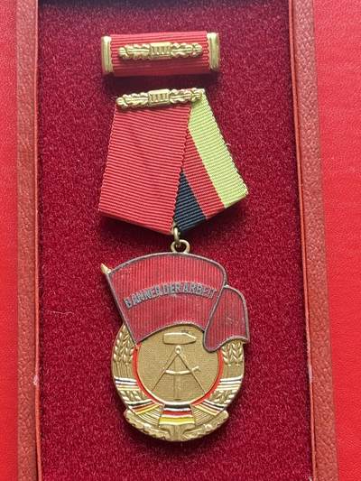 云宸嘉赏-勋臻精藏⭐️年后精品专拍场次🎖 - 民主德国三级劳动红旗勋章带盒略一套