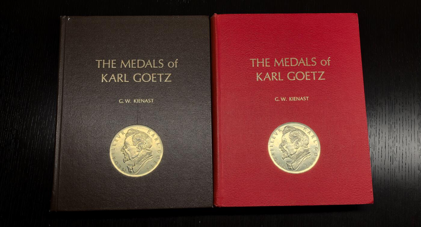 此心安处是吾乡·凡希社世界钱币微拍第三百二十期 荐！《卡尔哥茨币章艺术》初版签名本 +再版修订本，卡尔哥茨艺术创作的全景式记录，最权威的艺术家章牌目录，图片丰富，资料翔实，初版品相几乎全新，值得永久入藏的钱币工具书。