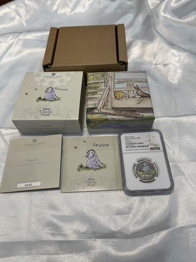 2022年英国皇家造币厂迪士尼经典小熊维尼系列Eeyore银币，50便士彩色精制，NGC评级PF69 ，带原装盒证书，限量发行收藏佳品！ - 2022年英国皇家造币厂迪士尼经典小熊维尼系列Eeyore银币，50便士彩色精制，NGC评级PF69 ，带原装盒证书，限量发行收藏佳品！