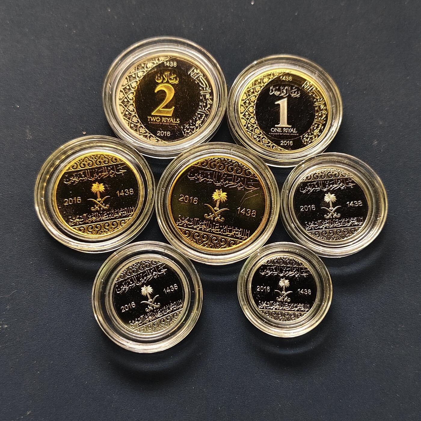 【全场包邮】纯粹捡漏拍509场 【罕见】沙特阿拉伯2016年沙特阿拉伯货币局官方发行纪念萨勒曼·本·阿卜杜勒·阿齐兹·阿勒沙国王作为两圣地监护人精制套币-盒证全-量不详极少见