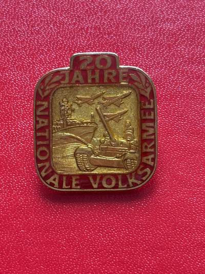 云宸嘉赏-勋臻精藏⭐️年后精品专拍场次🎖 - 民主德国人民军 建军20周年证章 颁发给当时的现役军官等 铜质镀金材质 好品少见