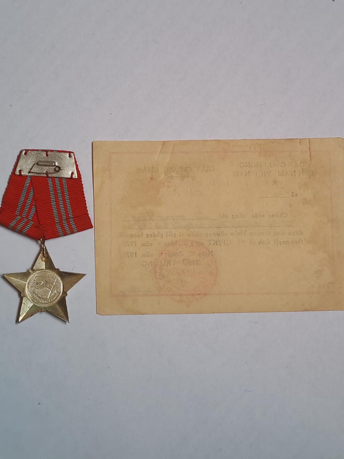 韵星假日军品类拍卖第43期 -- Rimey Holidays Militaria Auction 43 越南南方共和国（越共）一级解放战士勋章带证