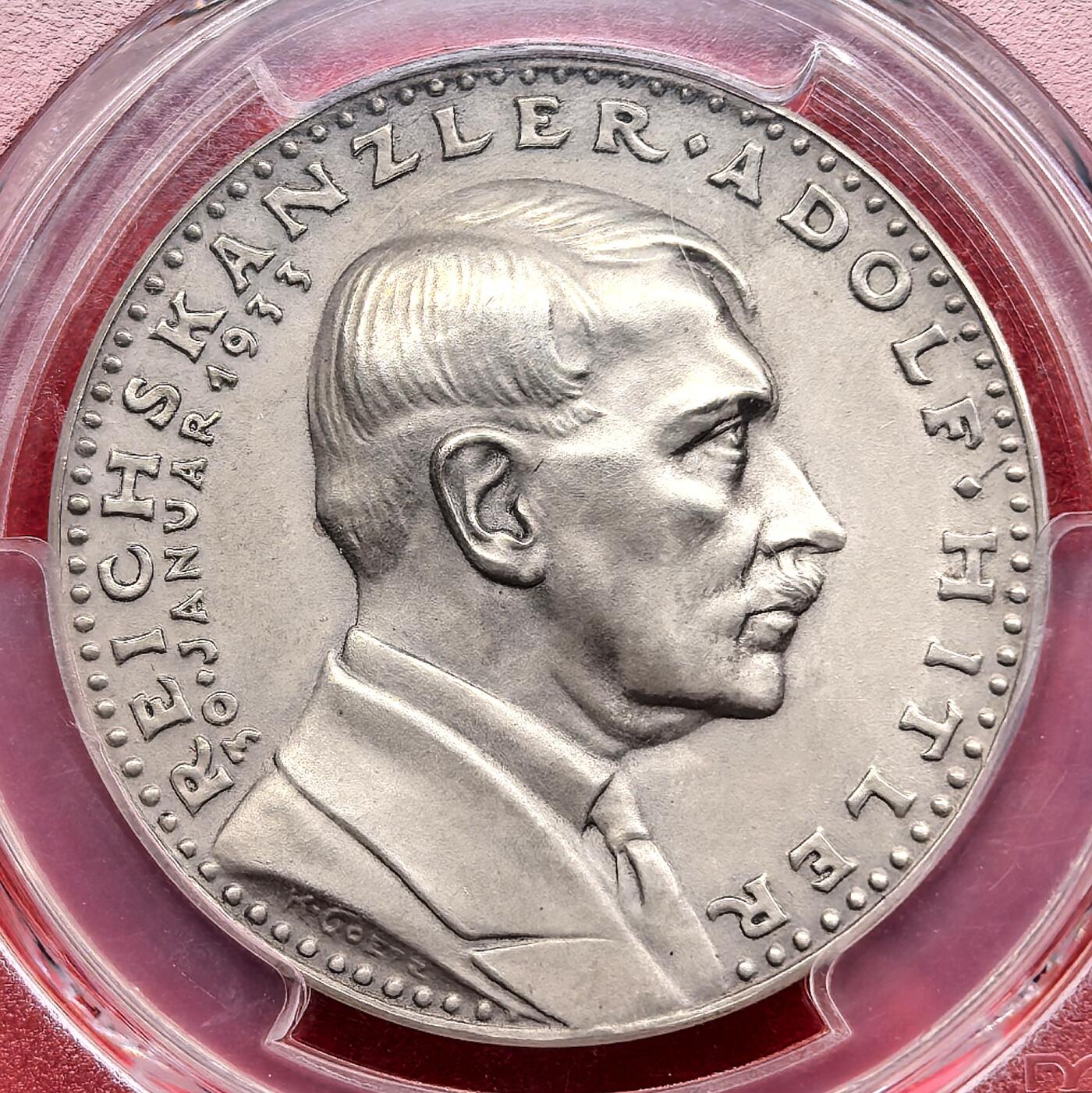 此心安处是吾乡·凡希社世界钱币微拍第三百二十期 【PCGS唯一冠军】卡尔哥茨名章：1933德国新总理当选及国会选举纪念银章PCGS-SP64，纪念国家社会主义德意志工人党在1933年的政治胜利，背图描绘了一位冲锋队员高举火炬与旗帜，象征着觉醒与胜利。（附视频）