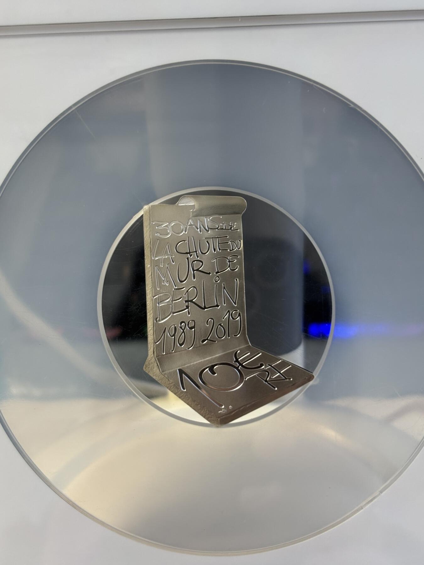 第191期拍卖 获奖法国2019年柏林墙推倒30周年异形精制银币NGC-PF70，999银，发行量3000枚