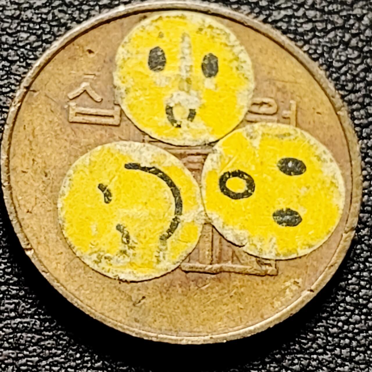 泉币菌-第202场-本场拍品多 请提前出价（正月十五统一发货） 趣味币 彩贴粘附三张