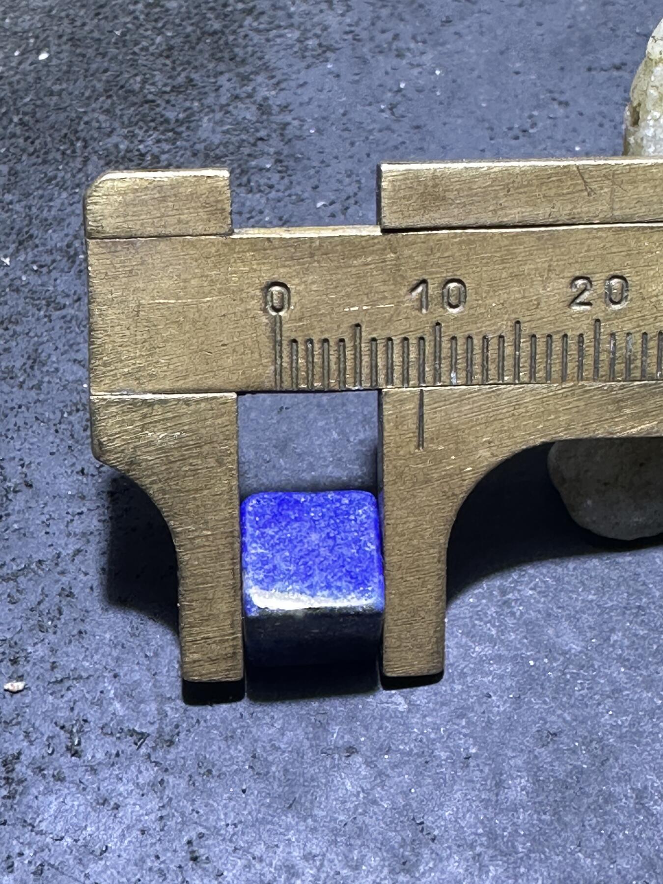 精美阿富汗老矿青金石六面方形珠一颗