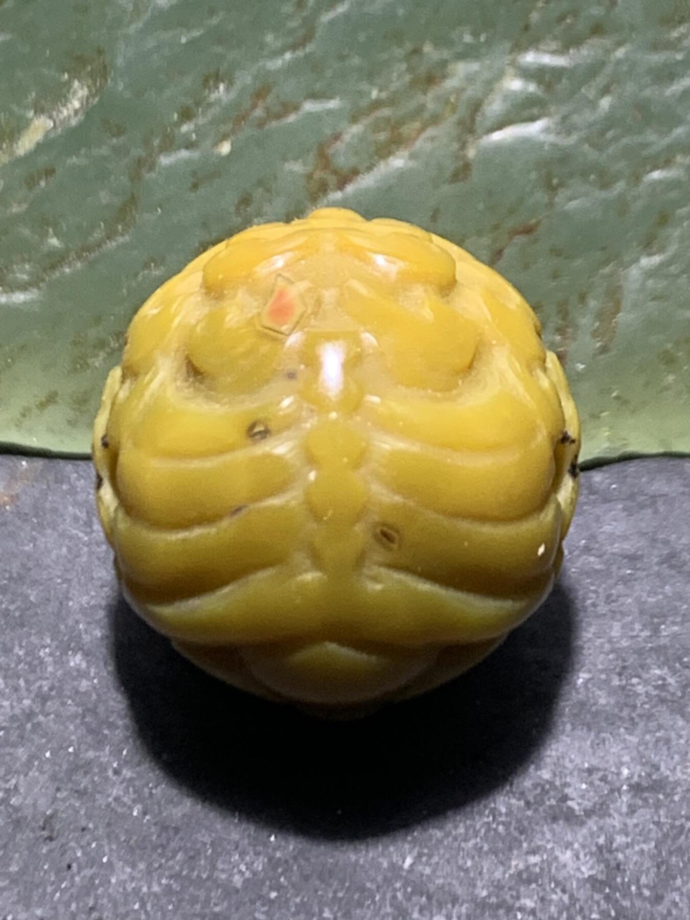 精美战国红玛瑙手工雕刻瑞兽圆珠一颗！