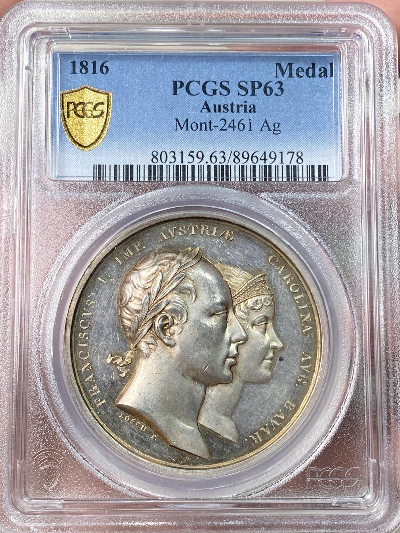 万国钱币拍卖第062期 PCGS SP63 1816年奥地利弗朗茨一世与巴伐利亚公主卡罗琳娜·奥古斯塔结婚纪念大银章 背面帕拉斯端女神坐在帝国鹰旁 手持三位美惠女神献出祝福 41MM 29.2G 极美淡金彩环绕 PCGS冠军分收藏级