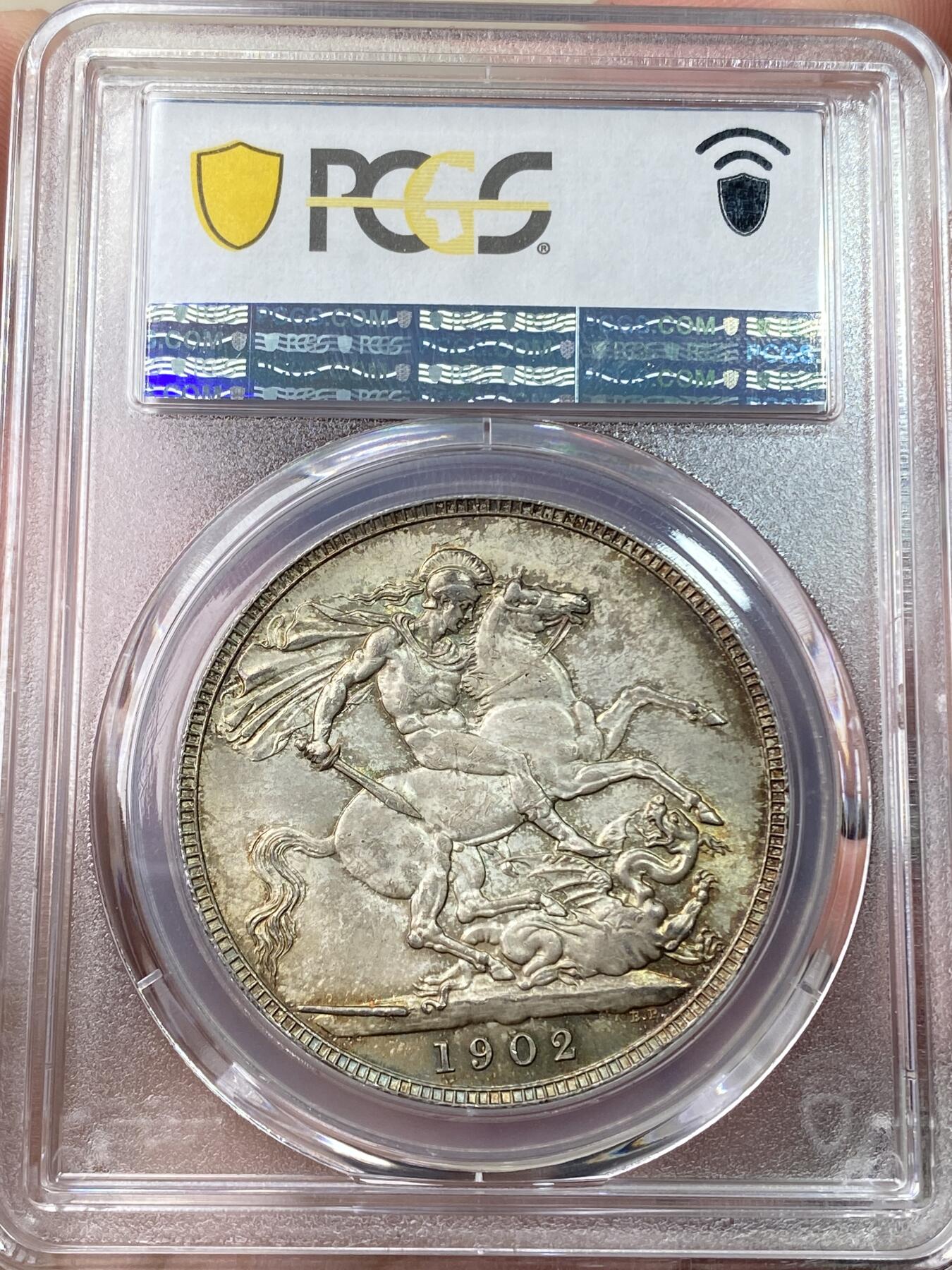 万国钱币拍卖第062期 PCGS MS63 1902年英国爱德华七世马剑克朗 高分难度大于精制的流通品种 车轮转光底板在油画般的英伦淡五彩包浆加持下更添魅力