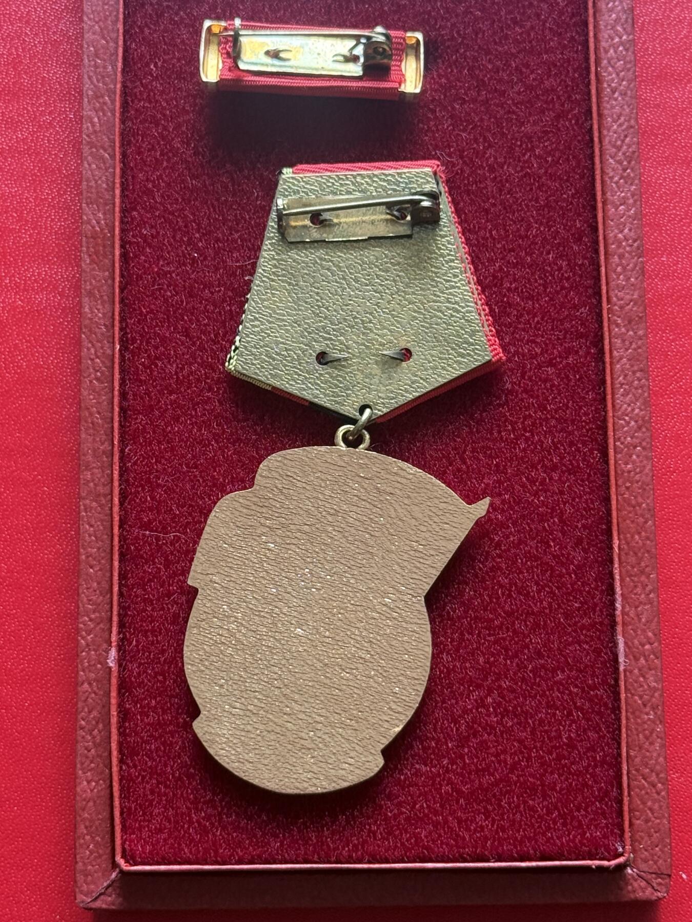 云宸嘉赏-勋臻精藏⭐️年后精品专拍场次🎖 民主德国三级劳动红旗勋章带盒略一套