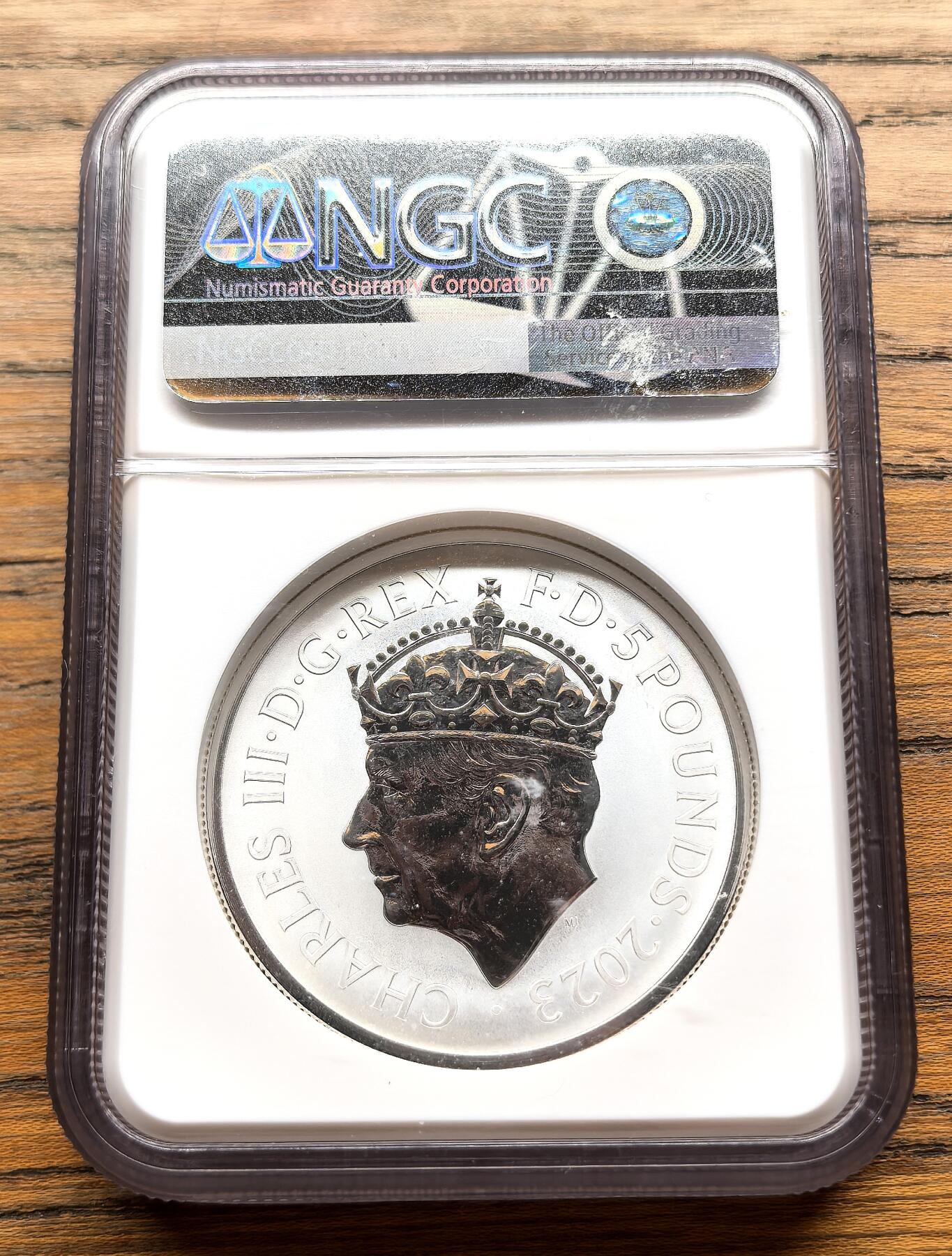 此心安处是吾乡·凡希社世界钱币微拍第三百二十期 2023英国查尔斯三世加冕反向精铸工艺纪念5镑2盎司大银NGC-PF70，完美品相，这款5镑银币从未在皇家铸币厂公开出售过，Royal Mint为少数经过严格挑选的钱币交易商铸造了1006枚，美国只有一家经销商被选中，这是唯一的2盎司反向精制英国皇家造币厂庆祝加冕礼的纪念币。