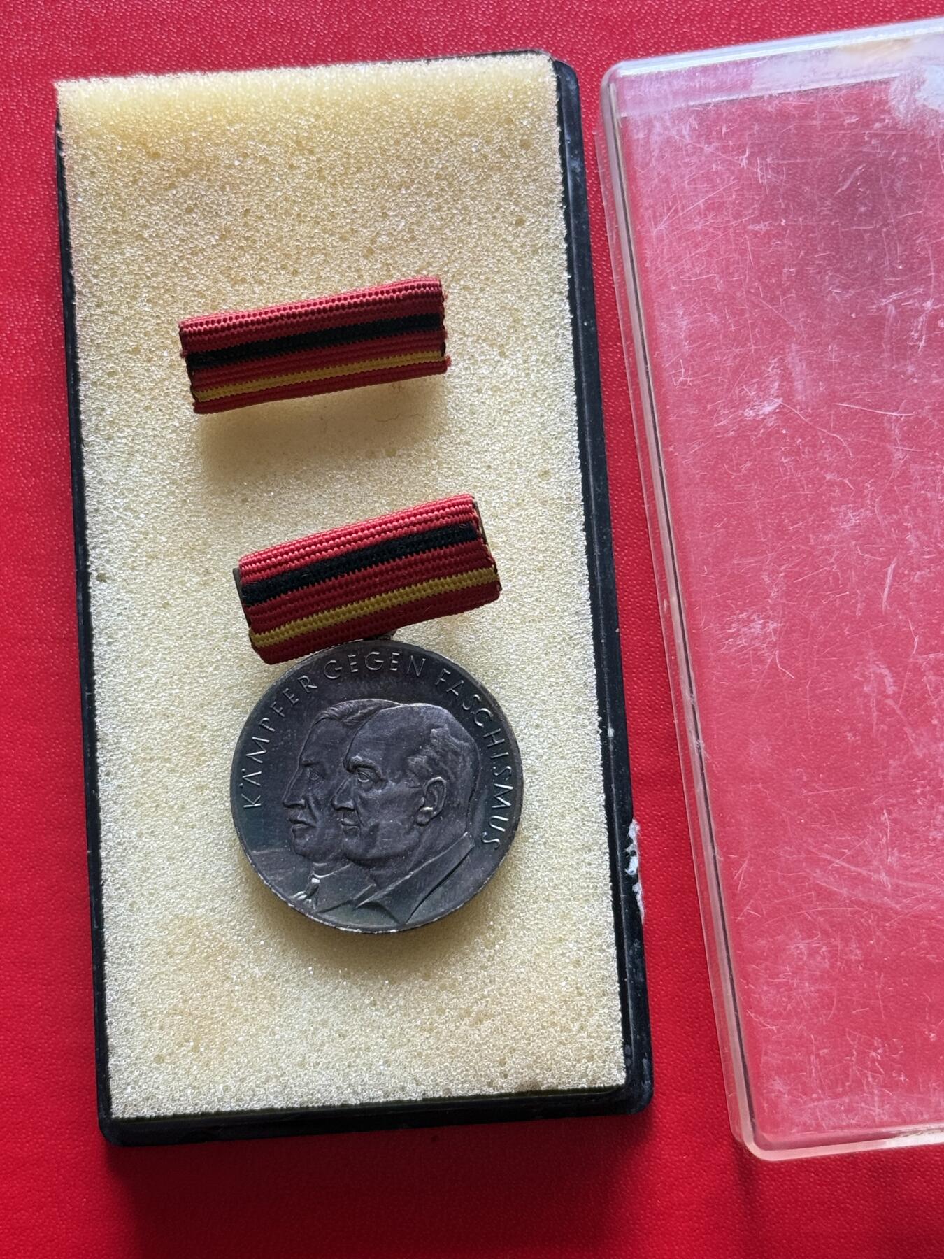 云宸嘉赏-勋臻精藏⭐️年后精品专拍场次🎖 民主德国 反法西斯老战士奖章 颁发给幸存的德共成员等  盒略一套非常少见