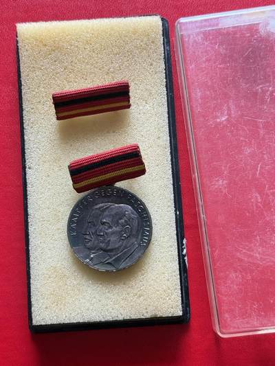 云宸嘉赏-勋臻精藏⭐️年后精品专拍场次🎖 - 民主德国 反法西斯老战士奖章 颁发给幸存的德共成员等  盒略一套非常少见