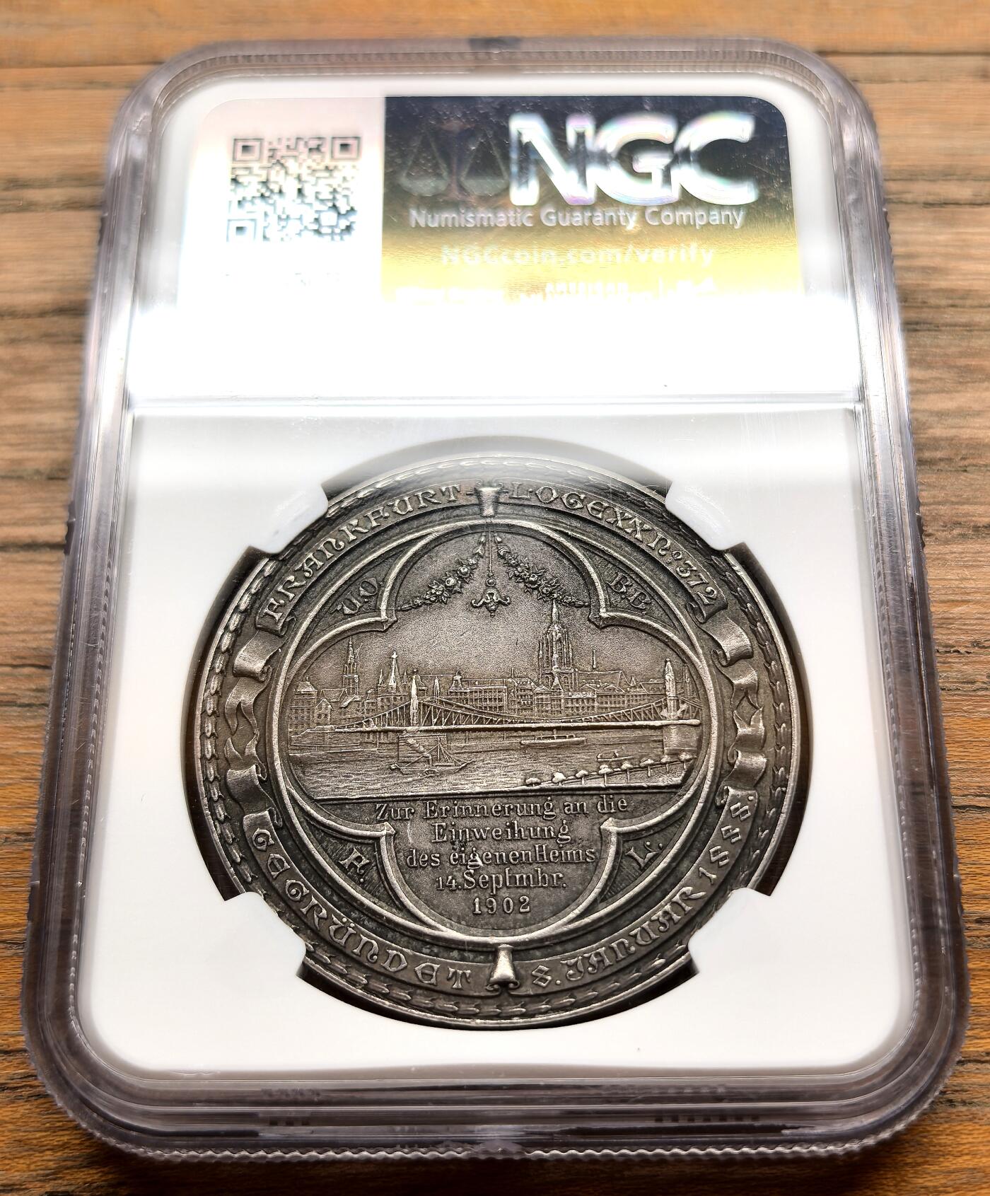 此心安处是吾乡·凡希社世界钱币微拍第三百二十期 1902德国法兰克福共济会会所落成纪念银章NGC-MS62，会所建筑里面与美茵河畔的法兰克福城市景观。