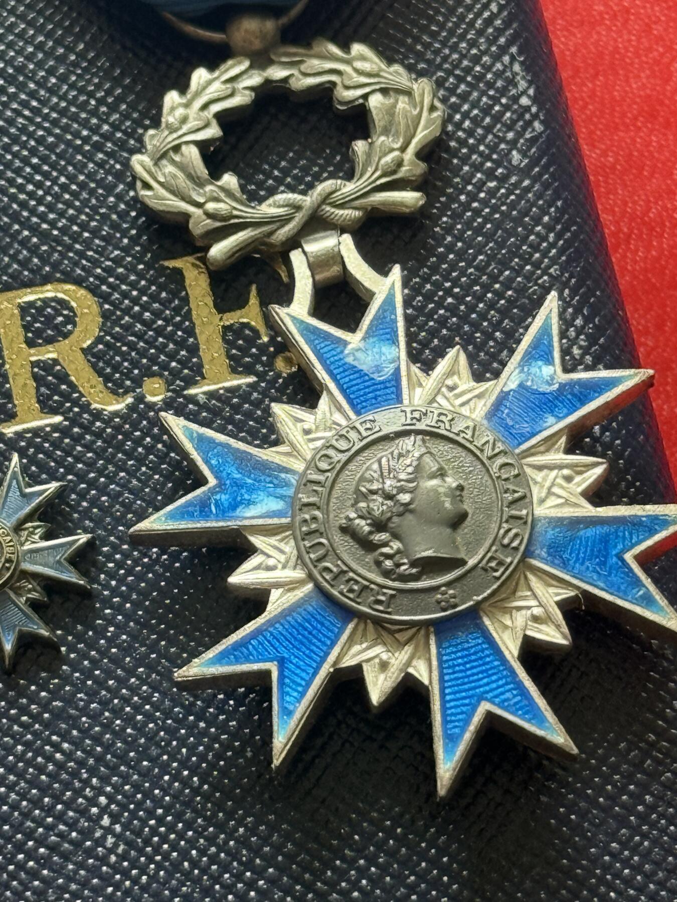 云宸嘉赏-勋臻精藏⭐️年后精品专拍场次🎖 法兰西共和国骑士级国家功勋勋章带mini原盒一套-银制珐琅成色极佳