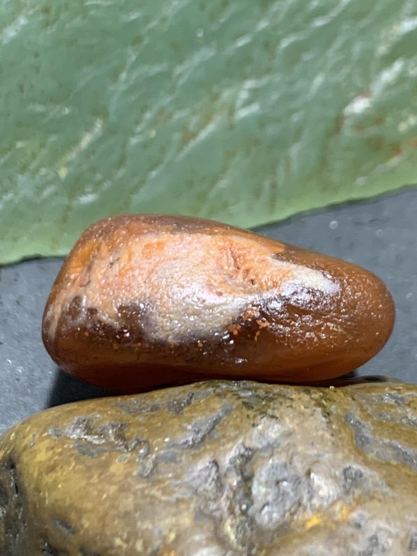 精美荔枝冻柿子红水冲籽川料南红玛瑙原石一颗