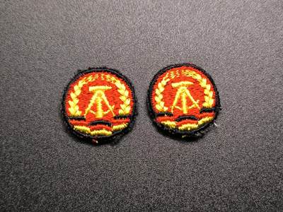 云宸嘉赏-勋臻精藏⭐️年后精品专拍场次🎖 - 民主德国刺绣国徽帽徽一对 赠友佳品