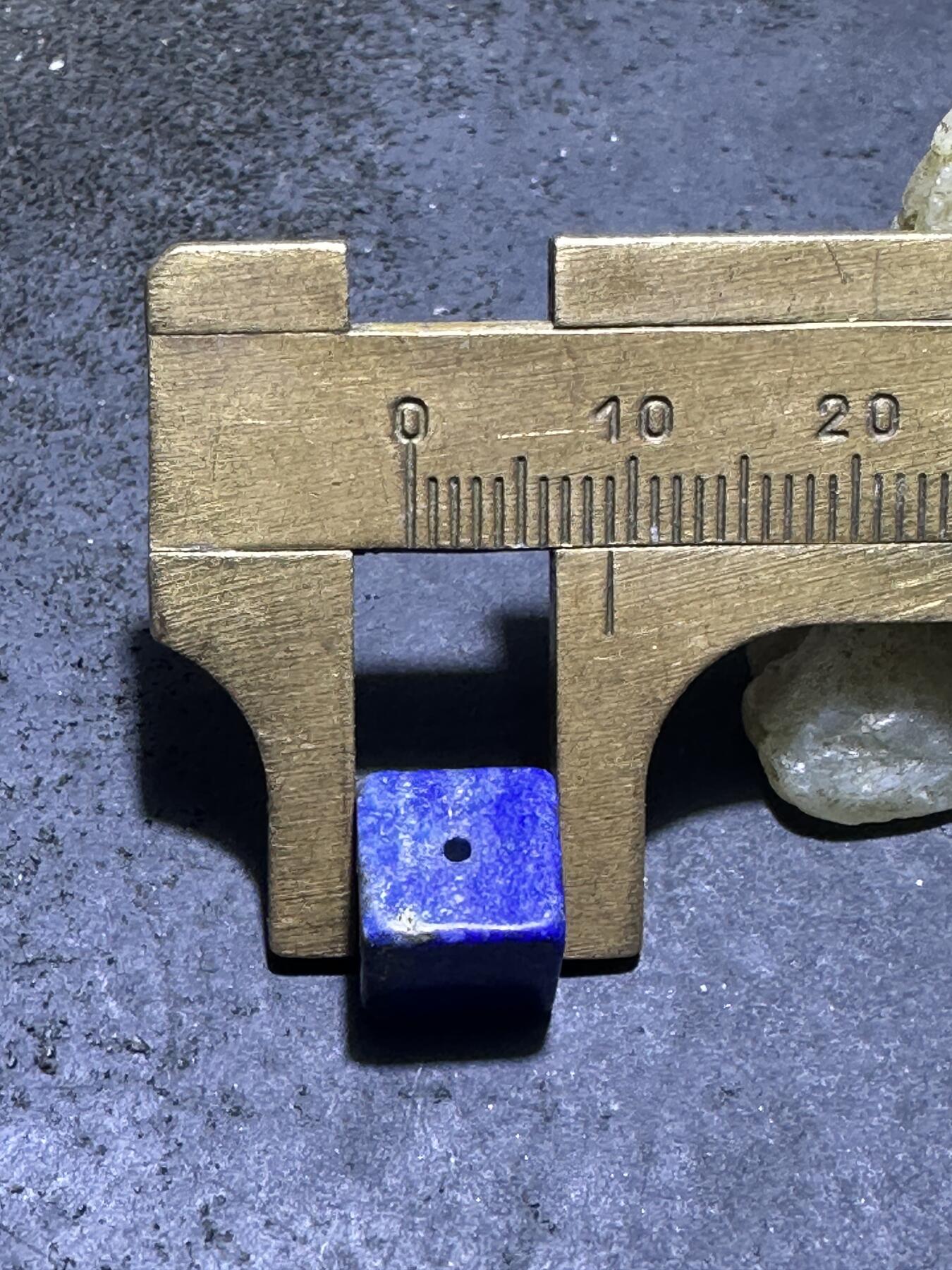 精美阿富汗老矿青金石六面方形珠一颗