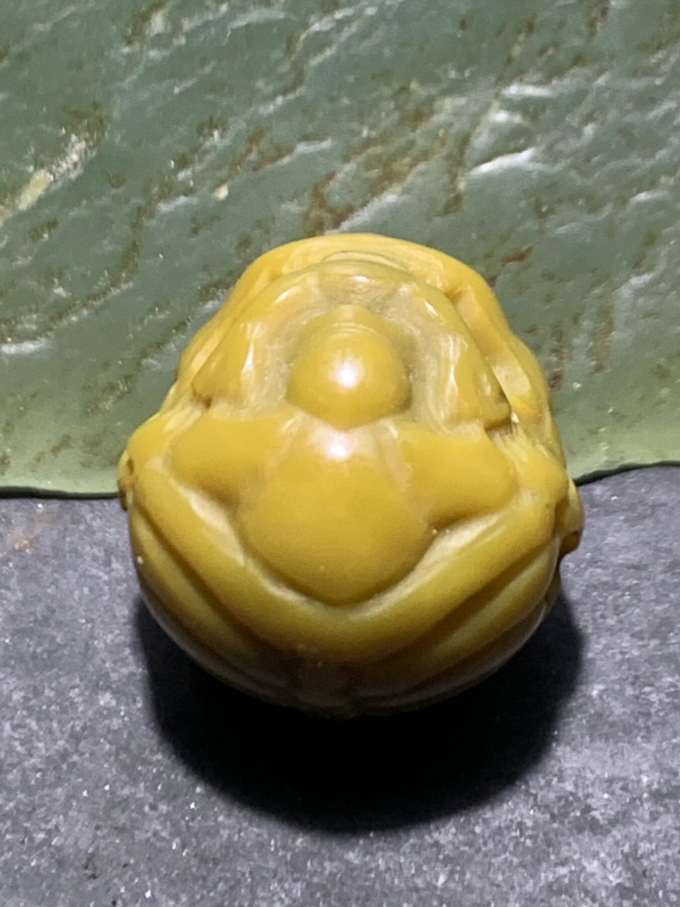 精美战国红玛瑙手工雕刻瑞兽圆珠一颗！