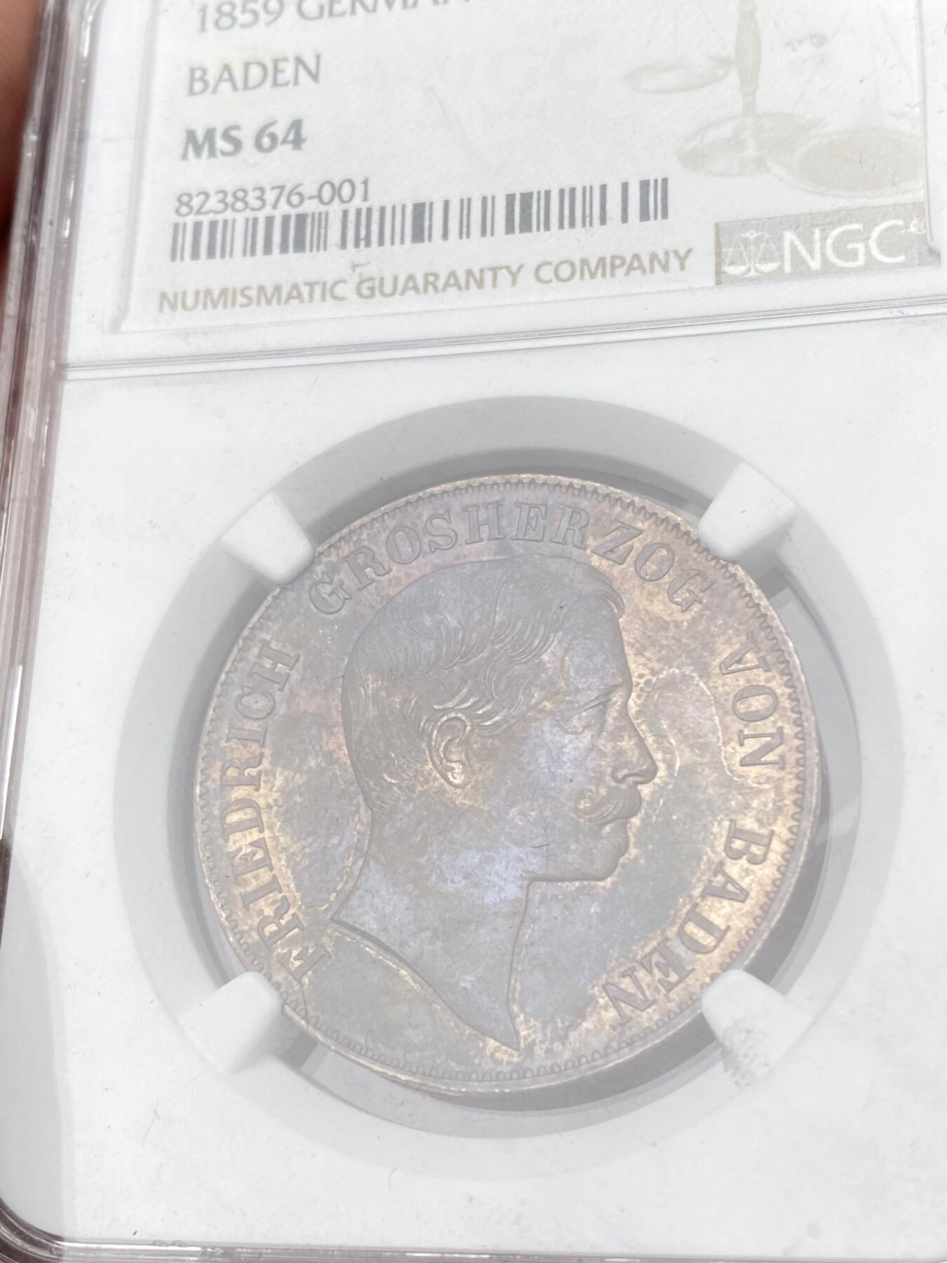 万国钱币拍卖第062期 NGC MS64 1859年德国巴登双狮鹫护盾纹章流通1泰勒 高难小邦流通品种 堪称绝色的浓郁紫罗兰油彩包浆裹身 NGC唯一冠军实至名归 可遇不可求的顶级典藏品质