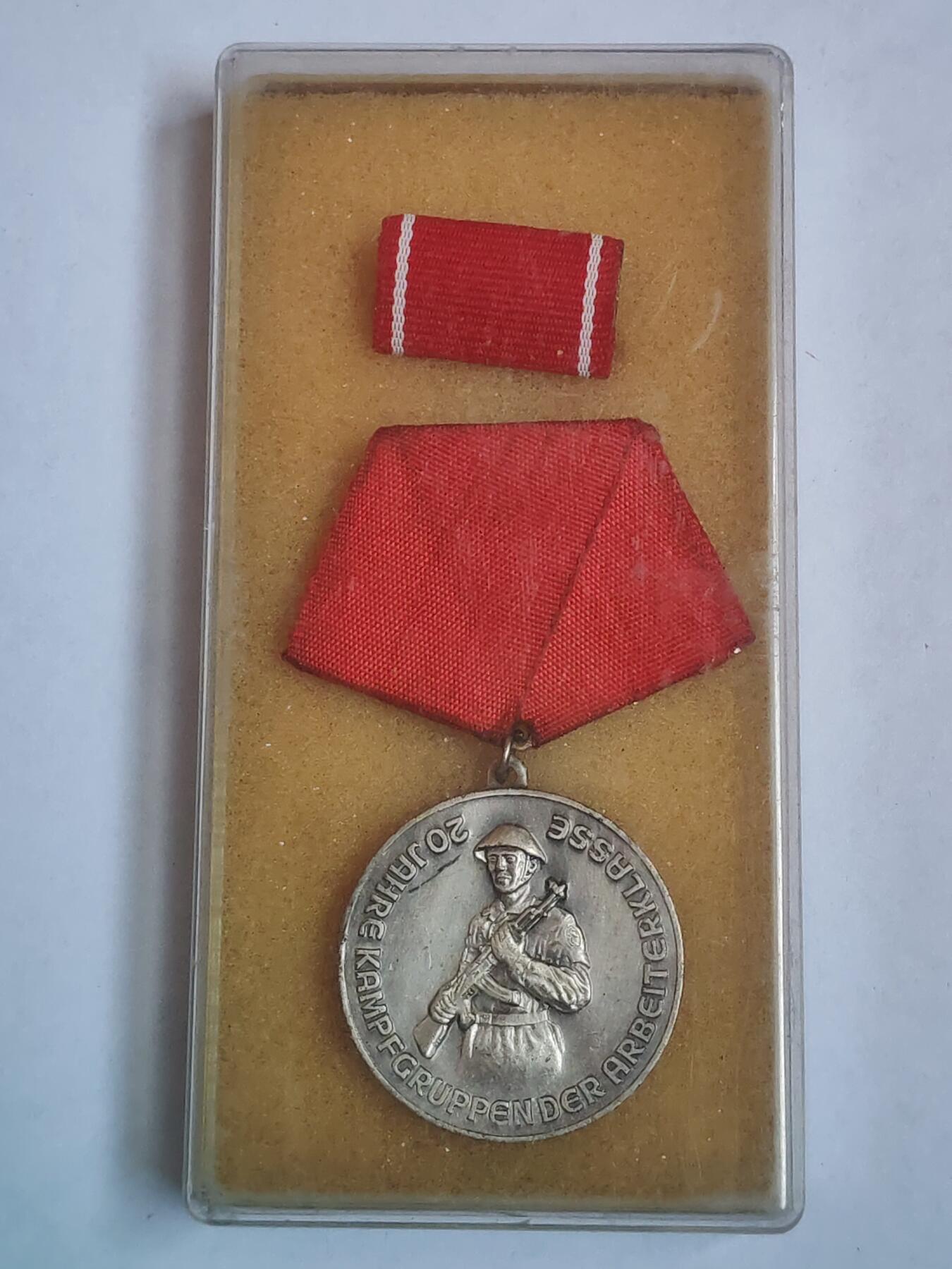 韵星假日军品类拍卖第43期 -- Rimey Holidays Militaria Auction 43 民主德国工人阶级战斗队成立二十周年纪念章带略带原盒 颁发给资深成员 高等级 很厚重