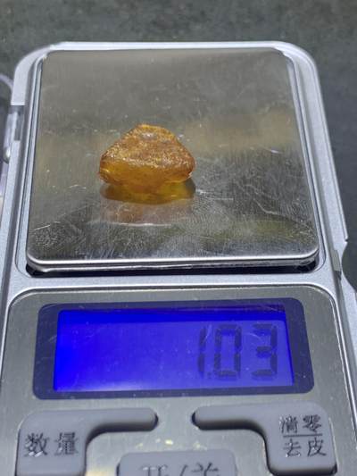 精美天然乌克兰蜜蜡随形原石珠子一颗！ 精美天然乌克兰蜜蜡随形原石珠子一颗！