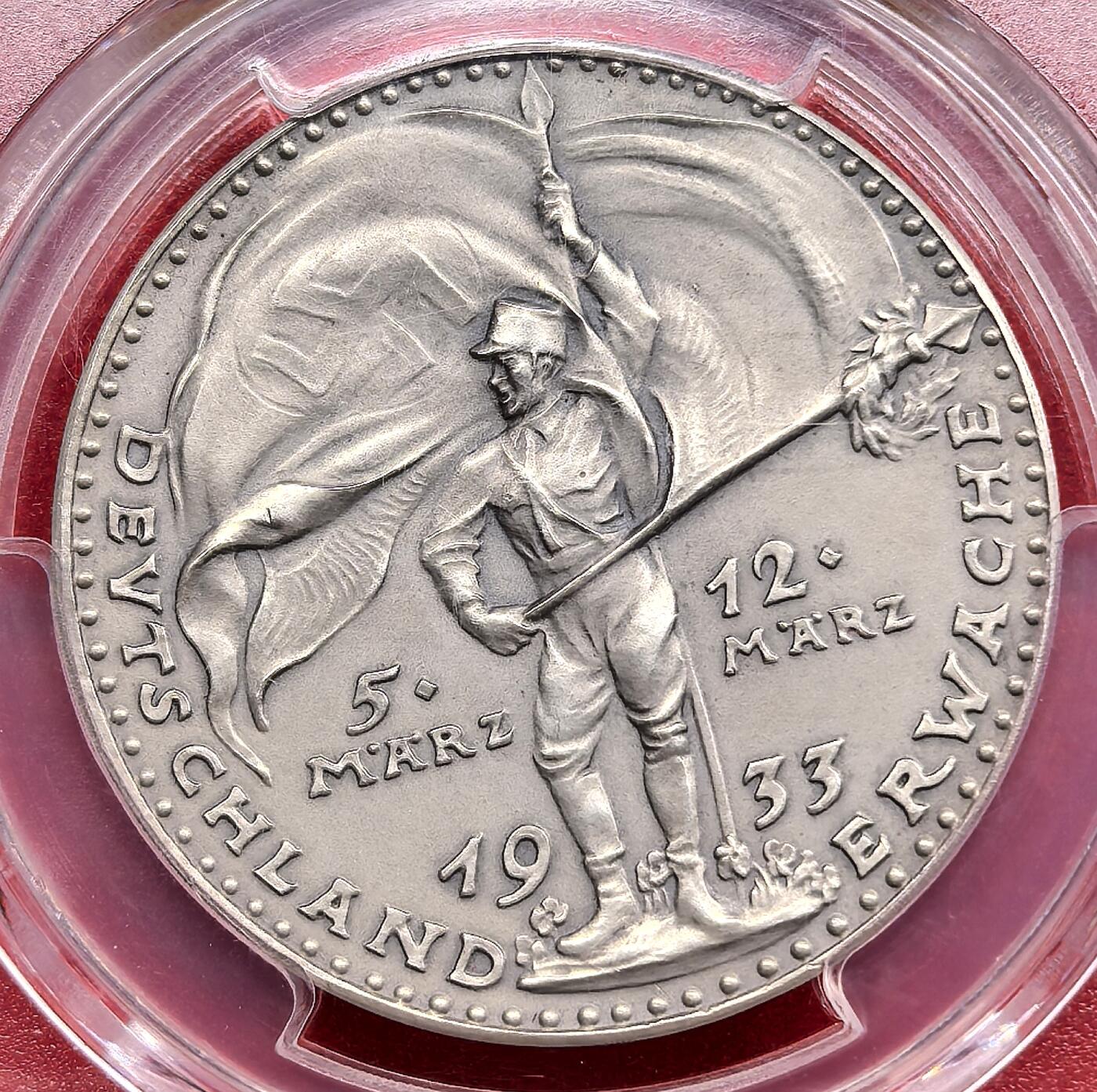 此心安处是吾乡·凡希社世界钱币微拍第三百二十期 【PCGS唯一冠军】卡尔哥茨名章：1933德国新总理当选及国会选举纪念银章PCGS-SP64，纪念国家社会主义德意志工人党在1933年的政治胜利，背图描绘了一位冲锋队员高举火炬与旗帜，象征着觉醒与胜利。（附视频）