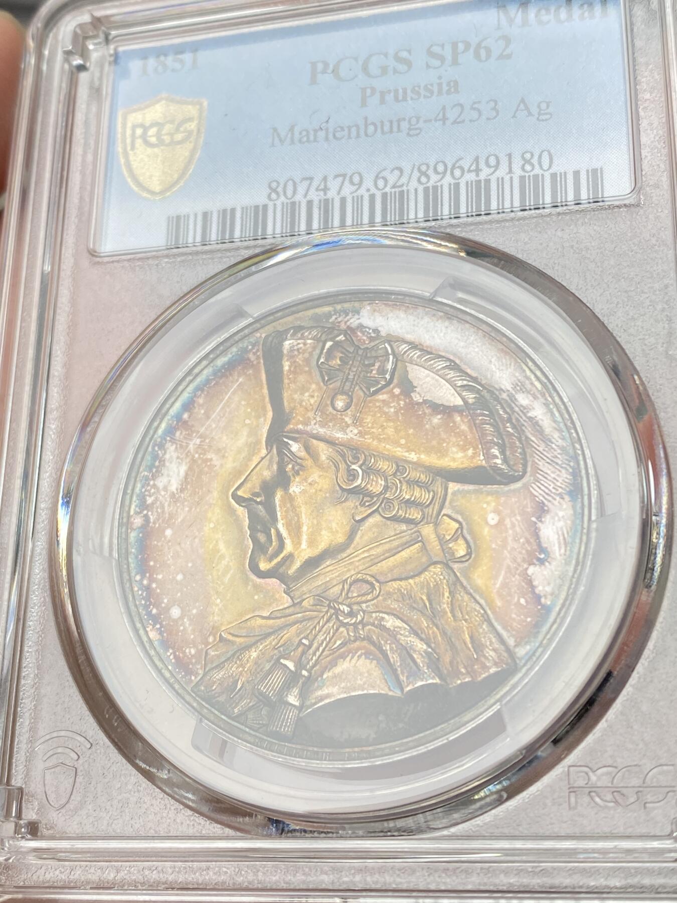 万国钱币拍卖第062期 PCGS SP62 1851年德国普鲁士腓特烈大帝骑马戎装铜像落成纪念银章 即便铜章也不太常见的腓特烈戴冠戎装像 PCGS唯一冠军分 仅入盒2枚的珍稀品种 绚丽金彩包浆裹身帝国精品收藏系列