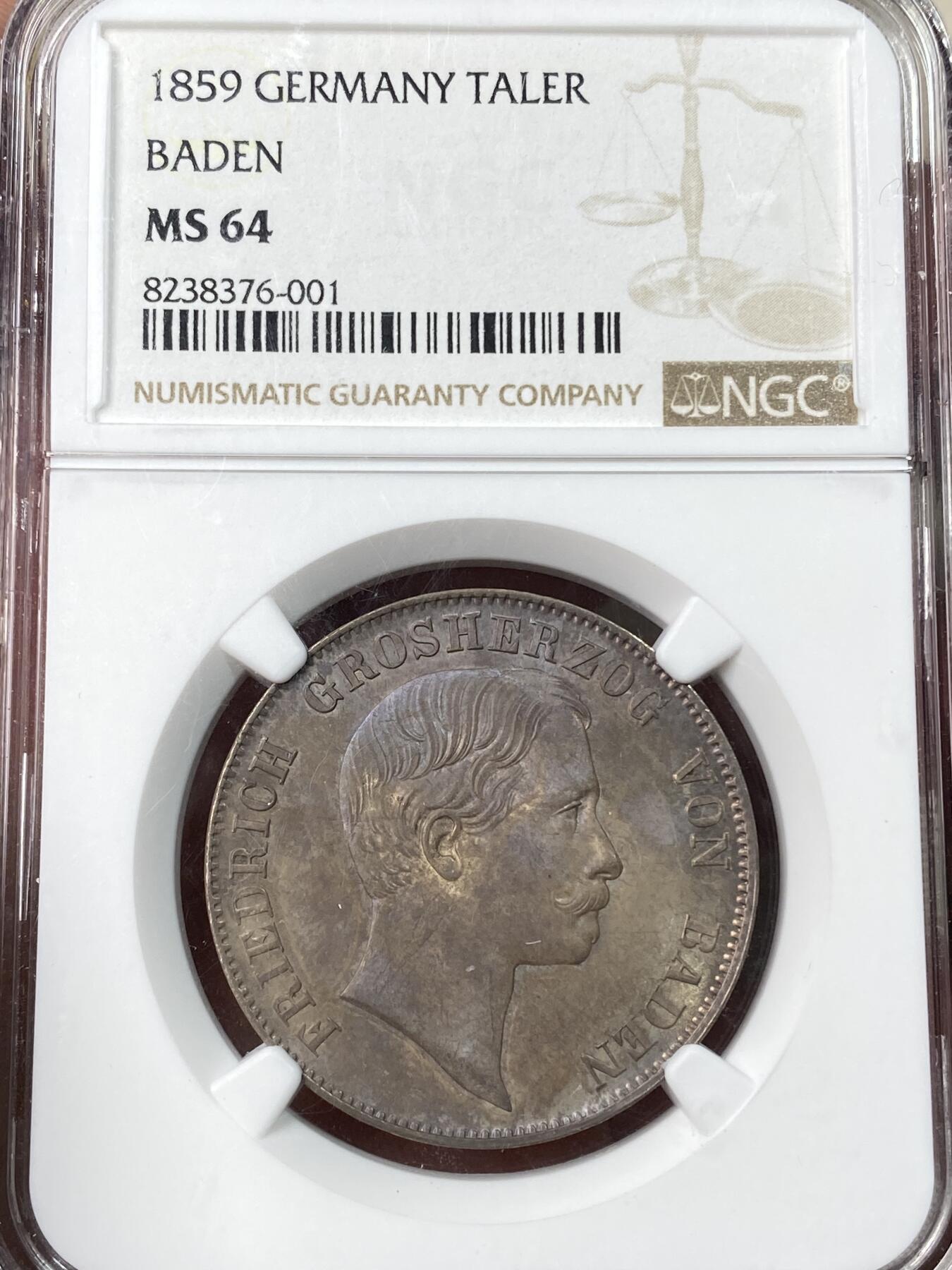 万国钱币拍卖第062期 NGC MS64 1859年德国巴登双狮鹫护盾纹章流通1泰勒 高难小邦流通品种 堪称绝色的浓郁紫罗兰油彩包浆裹身 NGC唯一冠军实至名归 可遇不可求的顶级典藏品质