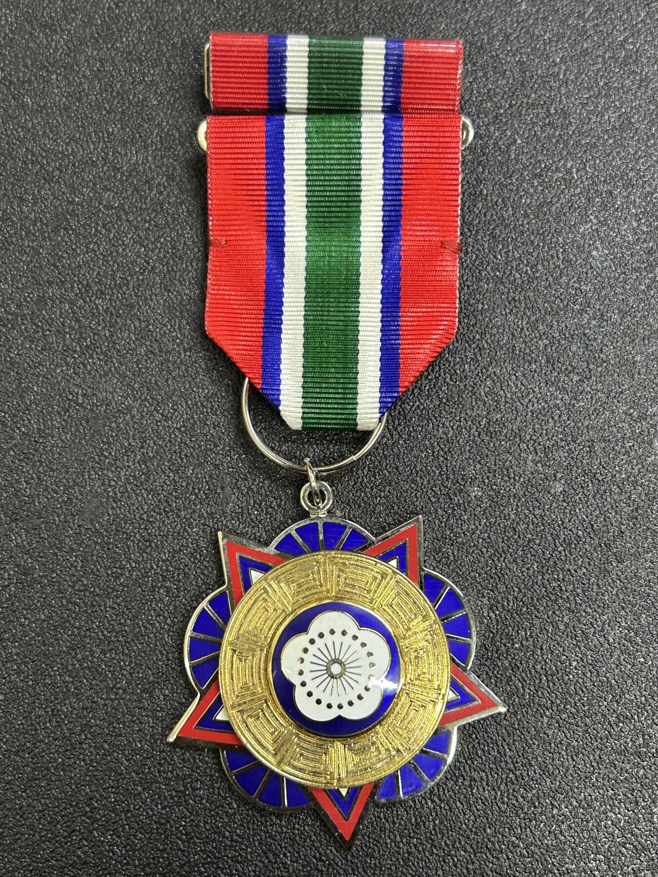 西秦中古拍卖第七十九期  民国乙种二级陆海空军奖章 带勋略  退台后