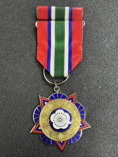 西秦中古拍卖第七十九期  - 民国乙种二级陆海空军奖章 带勋略  退台后