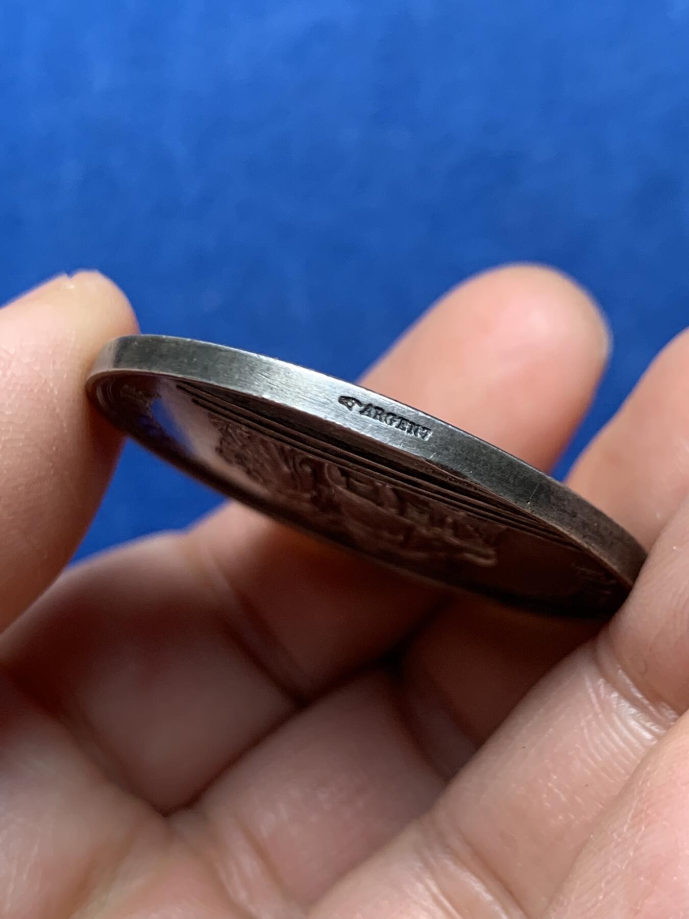 《竞宝斋》第466场 周日，周一 2场连拍 （全场包邮）欢迎送拍 法国结婚纪念银章，25.03g，39mm，手指银标边铭。