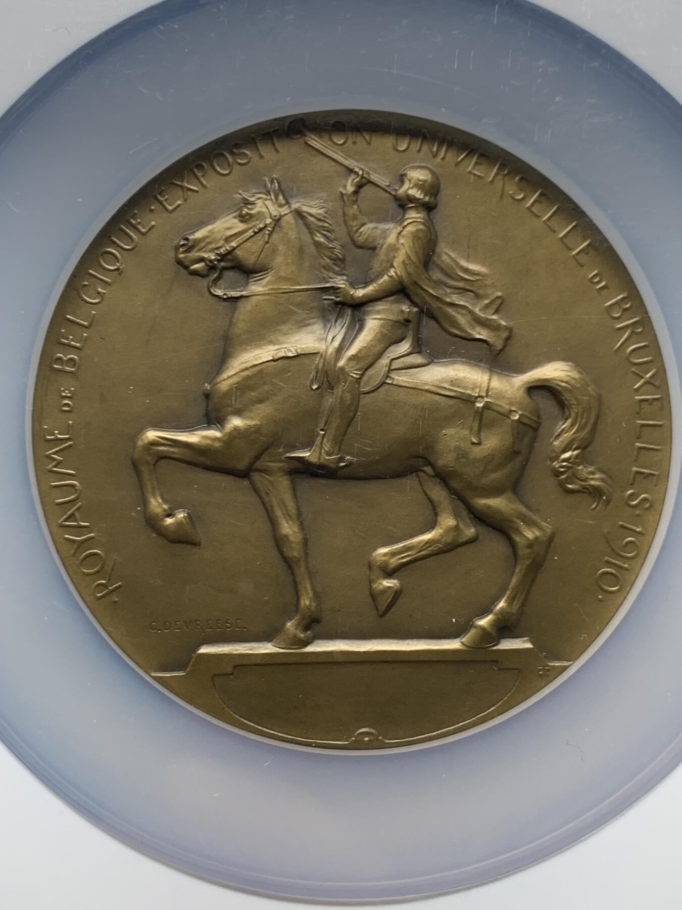 《竞宝斋》第466场 周日，周一 2场连拍 （全场包邮）欢迎送拍 NGC MS65BN 超高分 比利时环球博览会布鲁塞尔1910年艺术奖章，世博题材名章。大师 Devreese经典作品之一，直径：71mm，重：125克，加大加厚盒