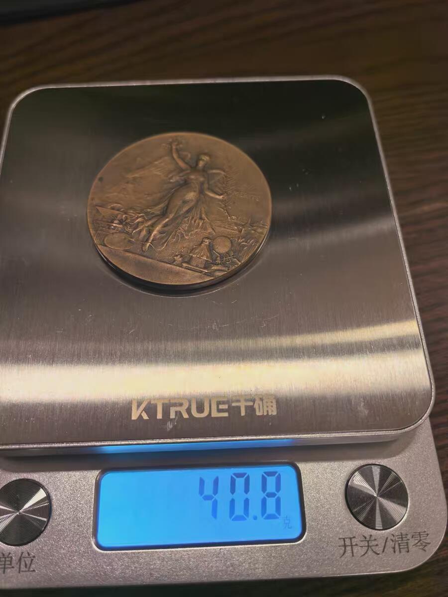 欧洲铜章和回流杂项第一场 法国“AV MERITE”戛纳博览会铜质奖章 这是一枚为1900年左右在法国戛纳举办的欧洲博览会（Exposition Européenne de Cannes）而颁发的铜质功绩奖章，由著名雕刻师Oscar Roty（奥斯卡·罗蒂）设计。