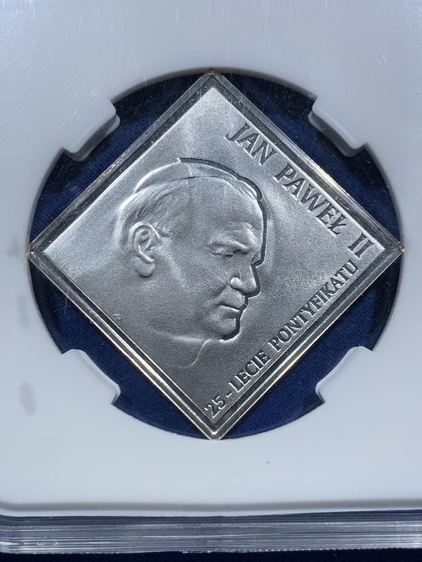 《竞宝斋》第466场 周日，周一 2场连拍 （全场包邮）欢迎送拍 CSIS PF68UC 波兰2003年教皇若望·保禄二世就任25周年20兹罗提方形精制纪念银币，925银，重28.28克