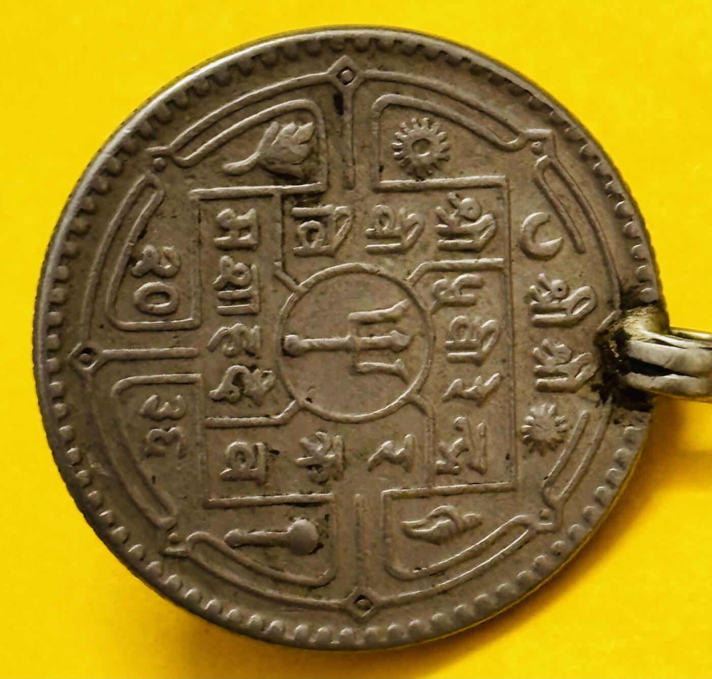 文馨钱币收藏第 295 场，（元宵场）各种银币散币纪念章，长期接代拍业务 尼泊尔 1 莫哈银币带镶嵌石 9.5 克