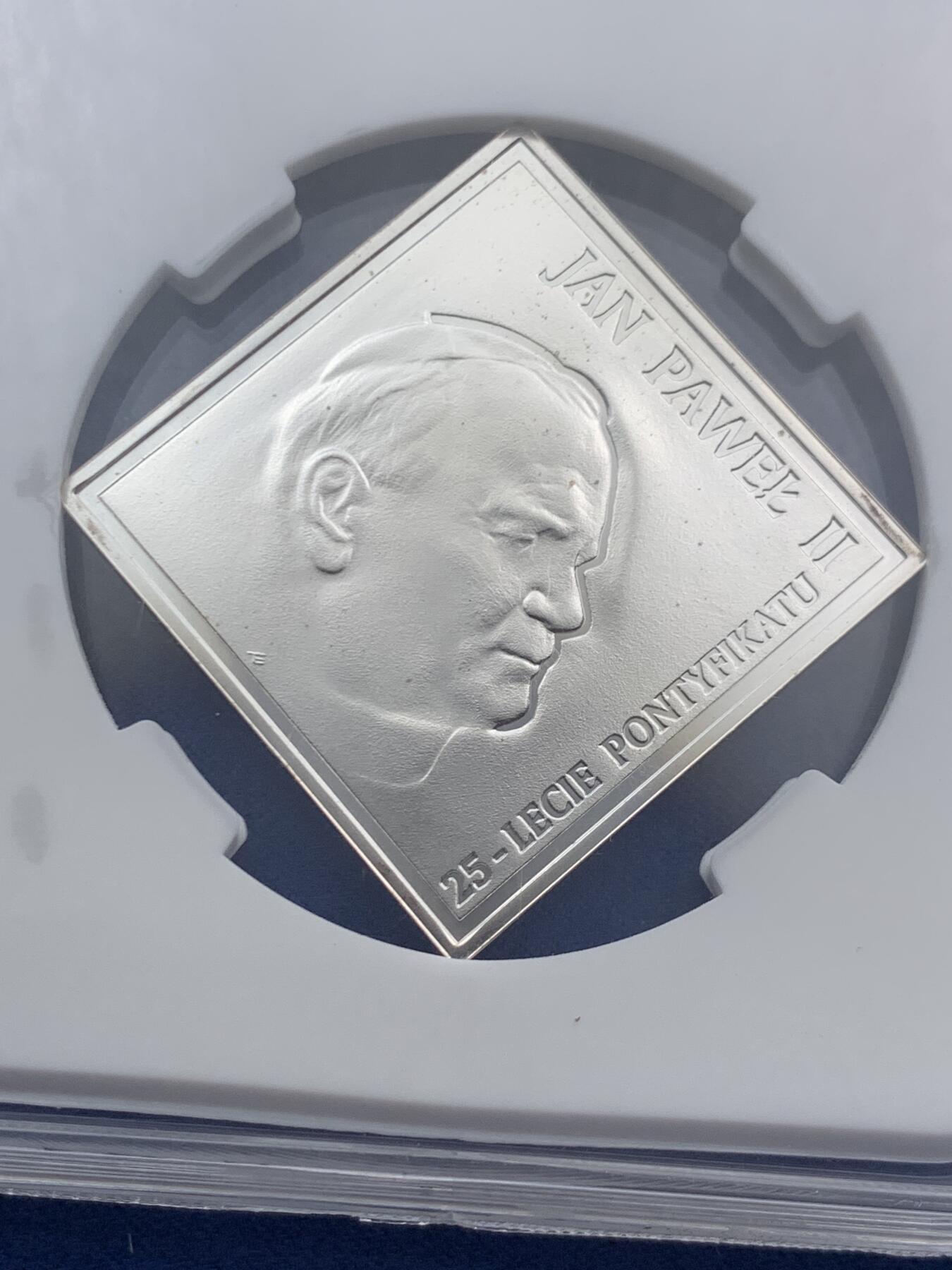 《竞宝斋》第466场 周日，周一 2场连拍 （全场包邮）欢迎送拍 CSIS PF68UC 波兰2003年教皇若望·保禄二世就任25周年20兹罗提方形精制纪念银币，925银，重28.28克