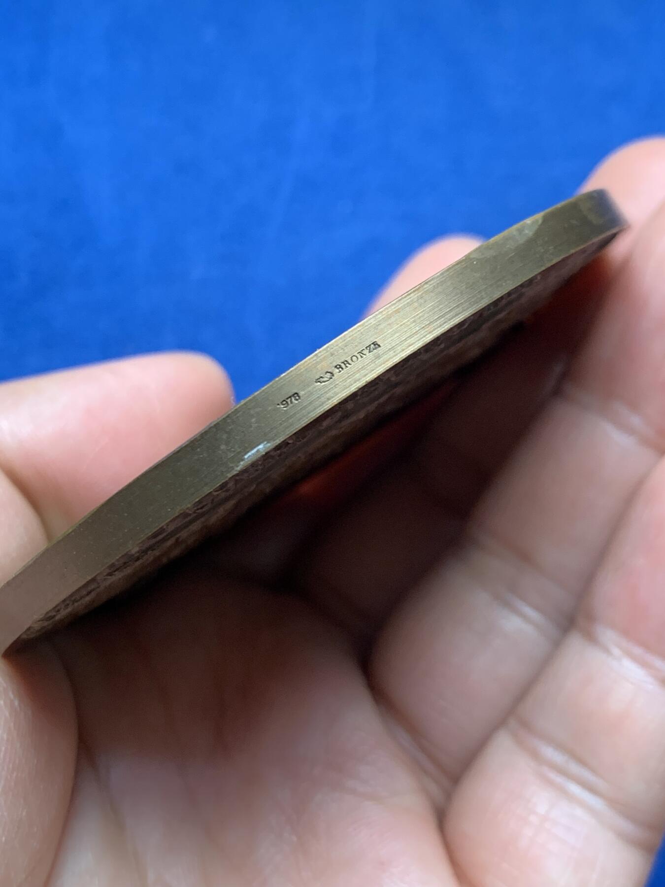 《竞宝斋》第466场 周日，周一 2场连拍 （全场包邮）欢迎送拍 法国宗教题材圣帕科姆青铜艺术奖章，瑞士籍雕刻师Robert Tschudin（罗伯特·楚丁）创作，章牌直径71.5毫米，179.2克大章，首拍品种。圣帕科姆--公元4世纪的基督教隐修士，也是基督教历史上首个集体隐修制度的创立者。