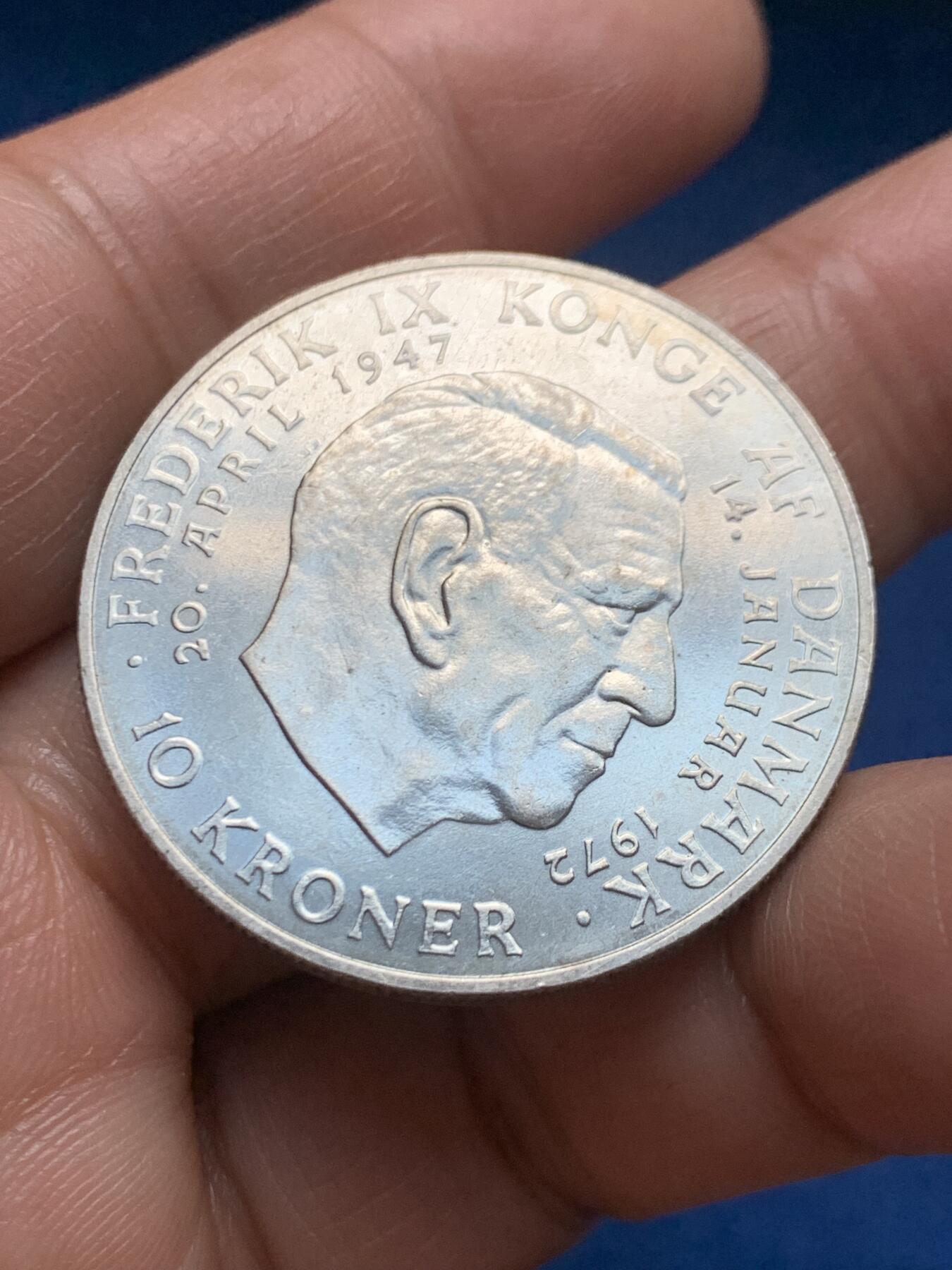 《竞宝斋》第466场 周日，周一 2场连拍 （全场包邮）欢迎送拍 丹麦1972年弗雷德里克九世逝世与玛格丽特二世即位10克朗银币 800银 20.5克