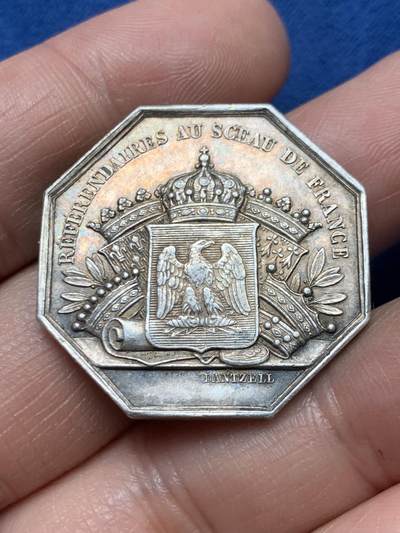 《竞宝斋》第466场 周日，周一 2场连拍 （全场包邮）欢迎送拍 - 法国帝国之鹰盾徽 法国拿破仑三世银质八角代币，少见品种 。手指边铭，该八角为法国官方机构所铸造的纪念章，用于彰显皇帝权威及国家重要部门的荣誉。铭文显示其与“法国御玺官”，正面刻有拿破仑三世的左侧肖像，周围铭文为 “NAPOLÉON III EMPEREUR”，直径：30.8mm，重量：15.12g