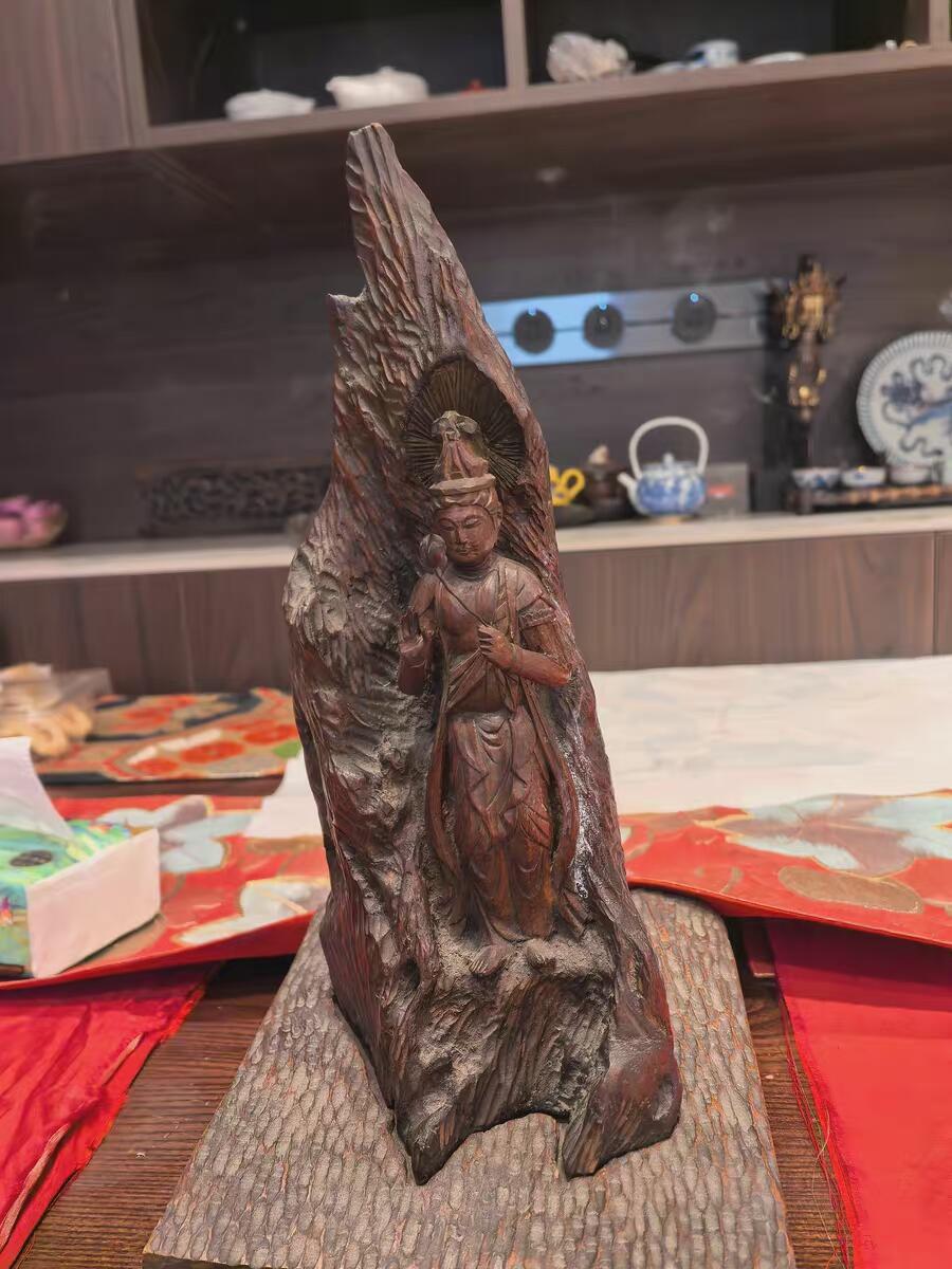 欧洲铜章和回流杂项第一场 木雕摆件，手臂出有断裂，502胶水粘着，谨慎出价谢谢了