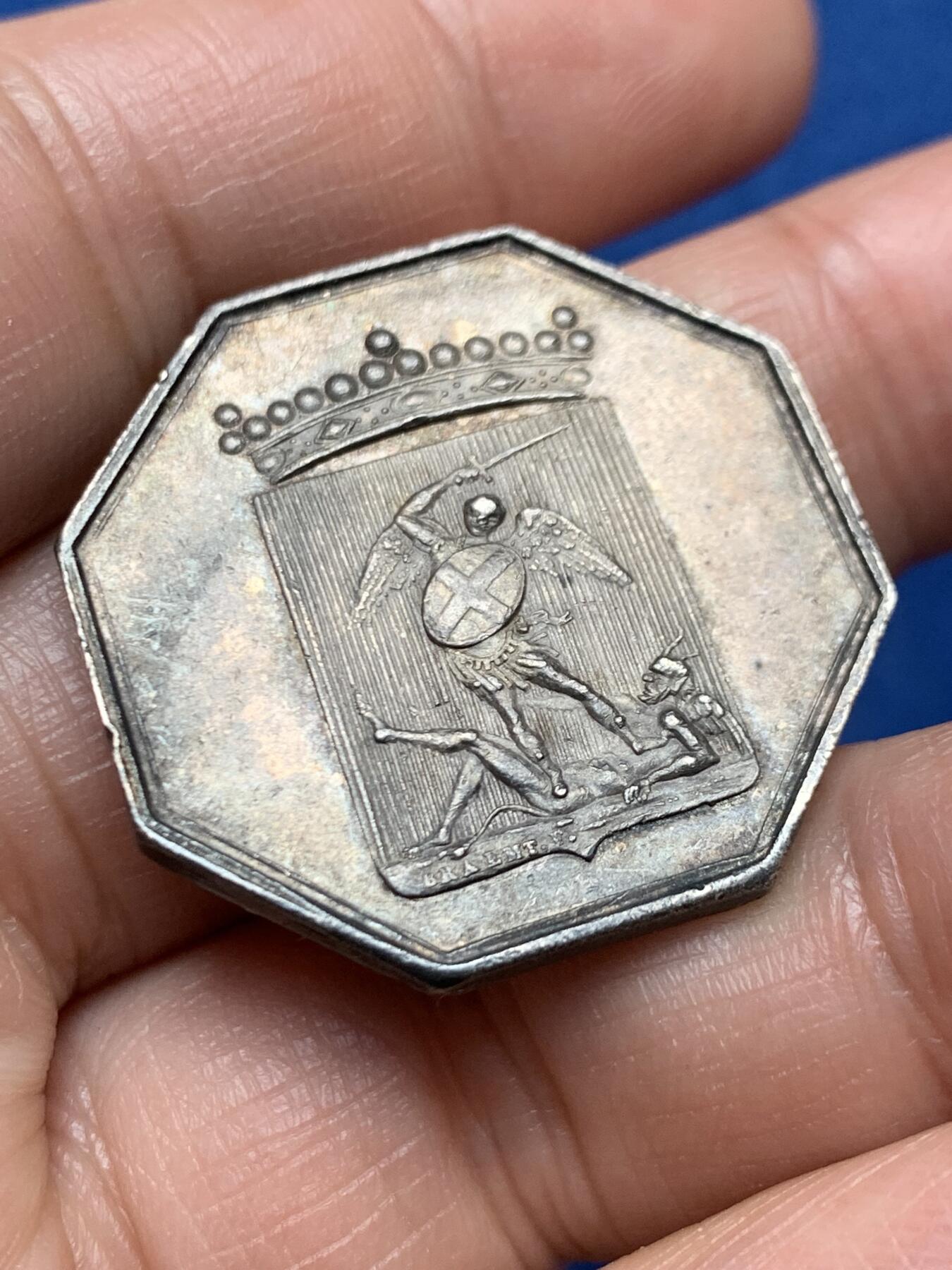 《竞宝斋》第466场 周日，周一 2场连拍 （全场包邮）欢迎送拍 八角代币 大天使圣米迦勒屠魔，早期原铸无边铭，材质 950银，重量11.8g，尺寸31mm