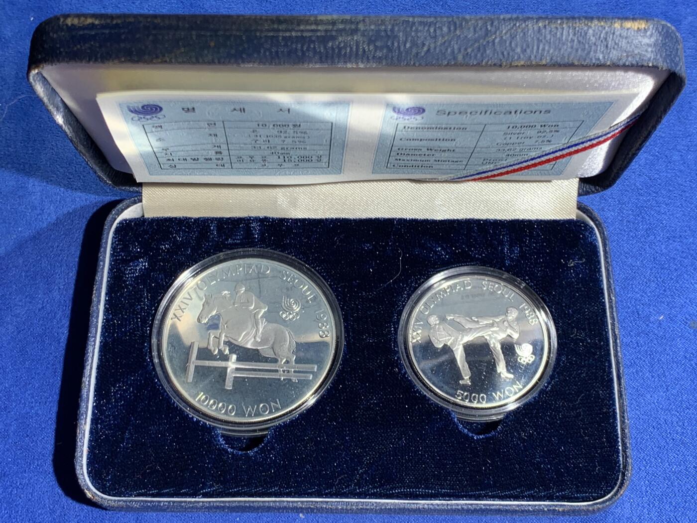 《竞宝斋》第466场 周日，周一 2场连拍 （全场包邮）欢迎送拍 韩国1988年1万元和5千元精制银币套 汉城奥运会-马术和跆拳道 33.62和16.81克 925银 盒证全