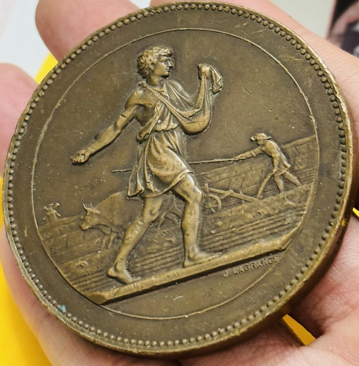 文馨钱币收藏第 295 场，（元宵场）各种银币散币纪念章，长期接代拍业务 约 1880-1900 年法国第三共和国时期硫酸铵公司大型纪念章，历史背景化学农业革命，科学种田，由法国著名雕刻师朱尓拉格朗日，他的作品收藏价格比较高，播种者形象源自于希腊罗马艺术，赋予农业劳动崇高感，细节看图