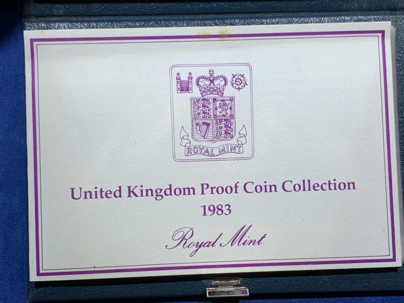 《竞宝斋》第466场 周日，周一 2场连拍 （全场包邮）欢迎送拍 英国1983年精制套币，带1枚1英镑不列颠盾徽精制纪念币，8枚币，盒证齐全，品相精美，高档盒装